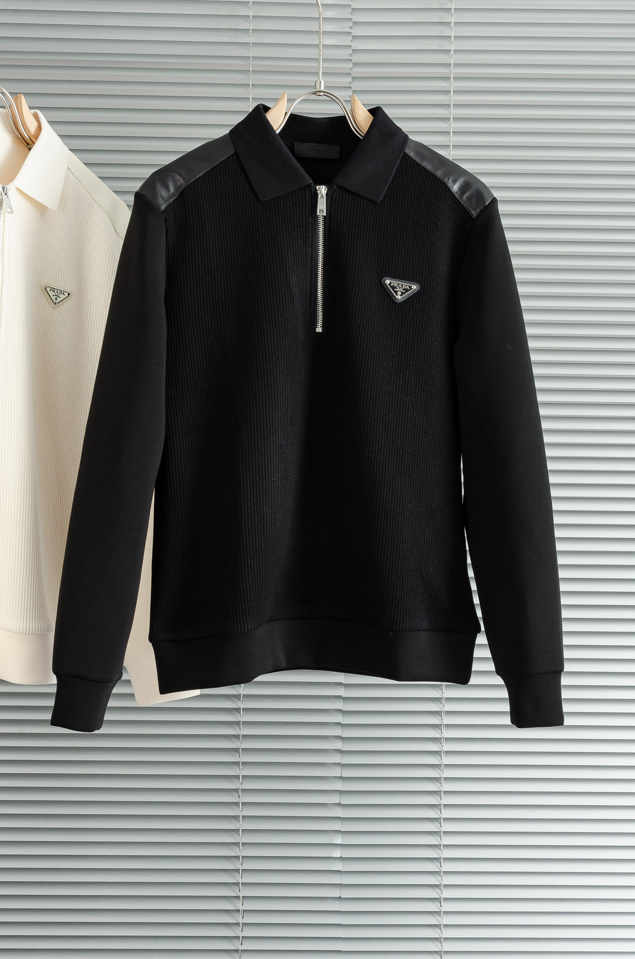 Prada 2025FW新品 空气层肌理感客供进口舒适透气挺括版 拼皮料修饰拉链翻领长袖男士卫衣#选用进