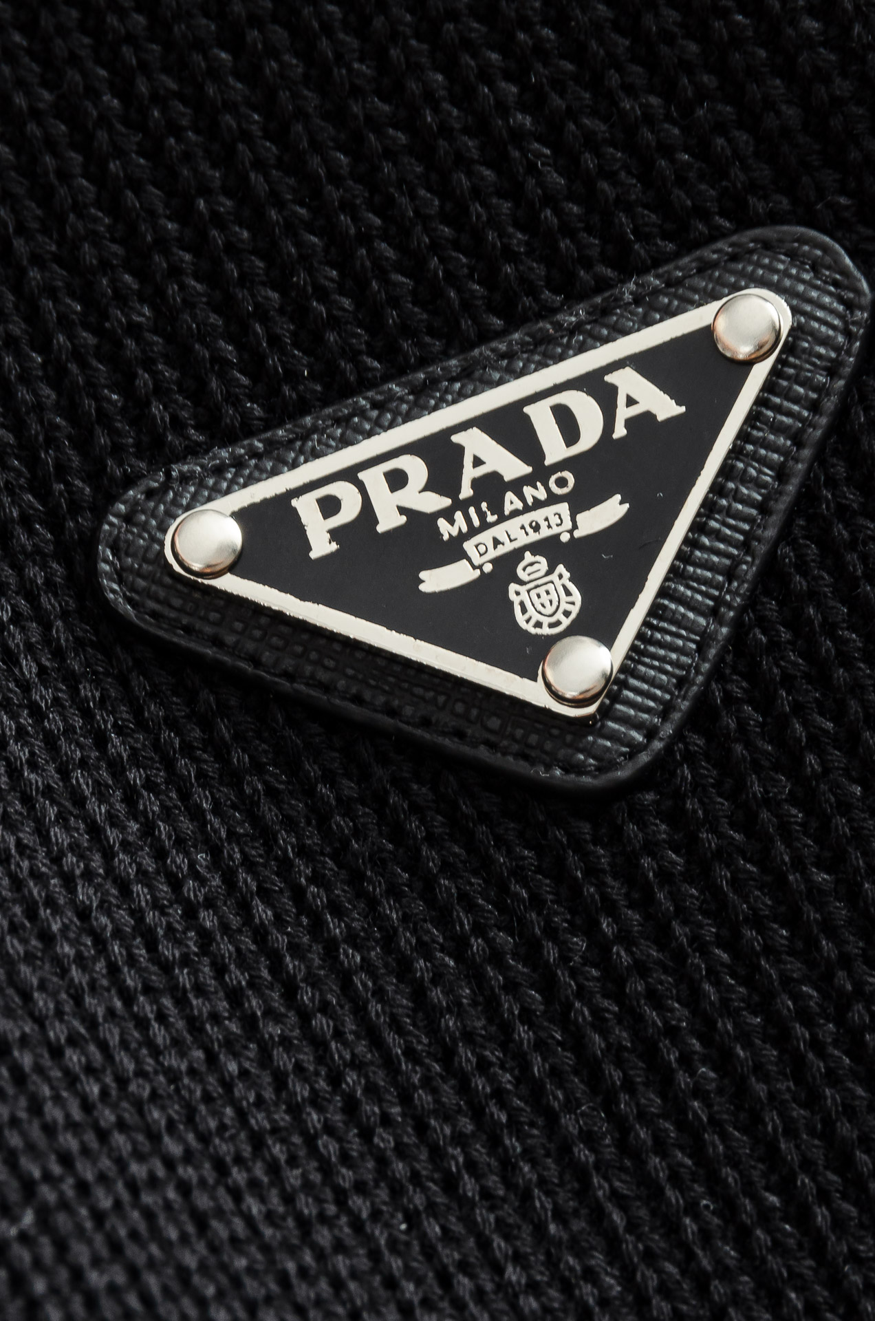 Prada 2025FW新品 空气层肌理感客供进口舒适透气挺括版 拼皮料修饰拉链翻领长袖男士卫衣#选用进