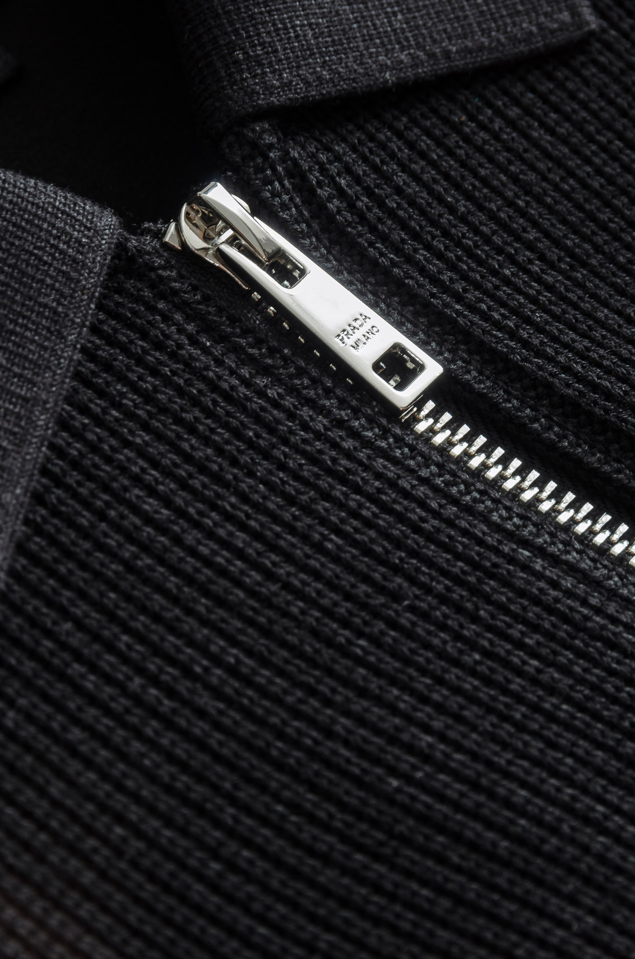 Prada 2025FW新品 空气层肌理感客供进口舒适透气挺括版 拼皮料修饰拉链翻领长袖男士卫衣#选用进