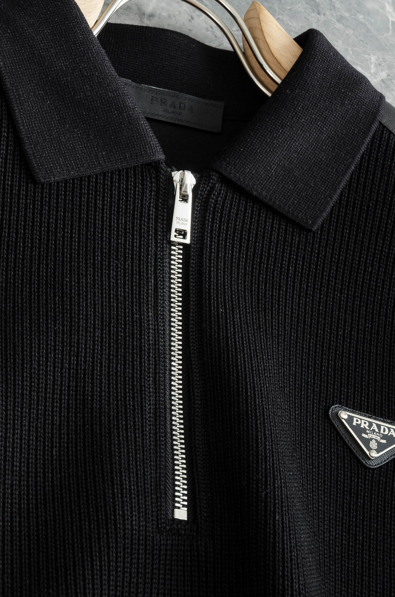 Prada 2025FW新品 空气层肌理感客供进口舒适透气挺括版 拼皮料修饰拉链翻领长袖男士卫衣#选用进