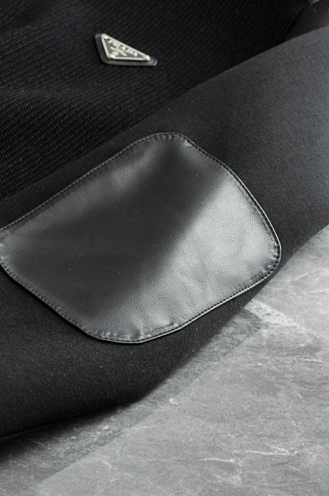 Prada 2025FW新品 空气层肌理感客供进口舒适透气挺括版 拼皮料修饰拉链翻领长袖男士卫衣#选用进