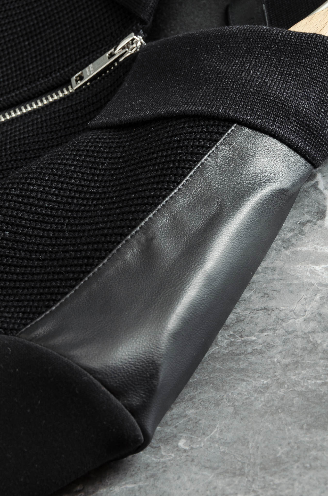 Prada 2025FW新品 空气层肌理感客供进口舒适透气挺括版 拼皮料修饰拉链翻领长袖男士卫衣#选用进