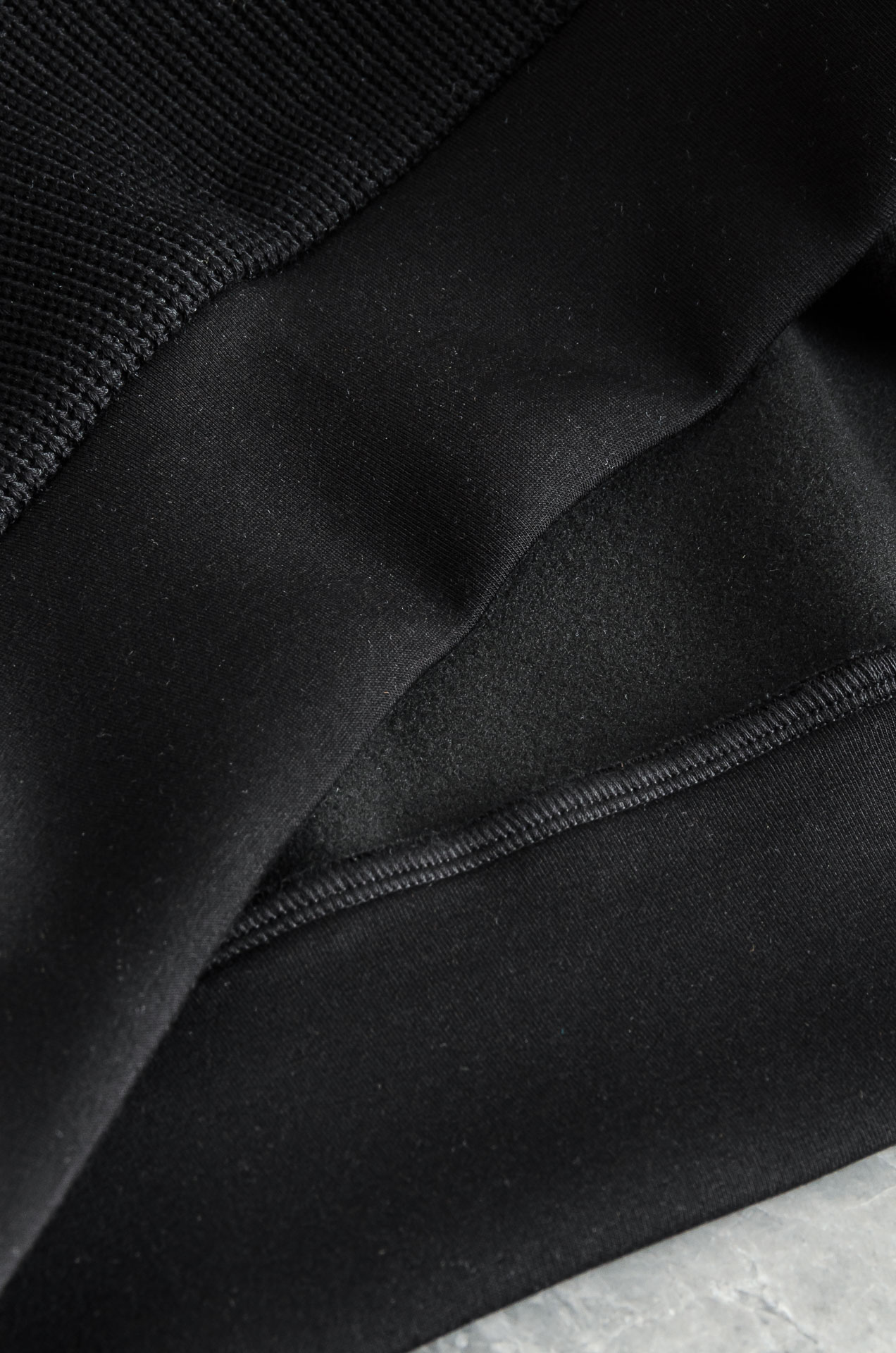 Prada 2025FW新品 空气层肌理感客供进口舒适透气挺括版 拼皮料修饰拉链翻领长袖男士卫衣#选用进