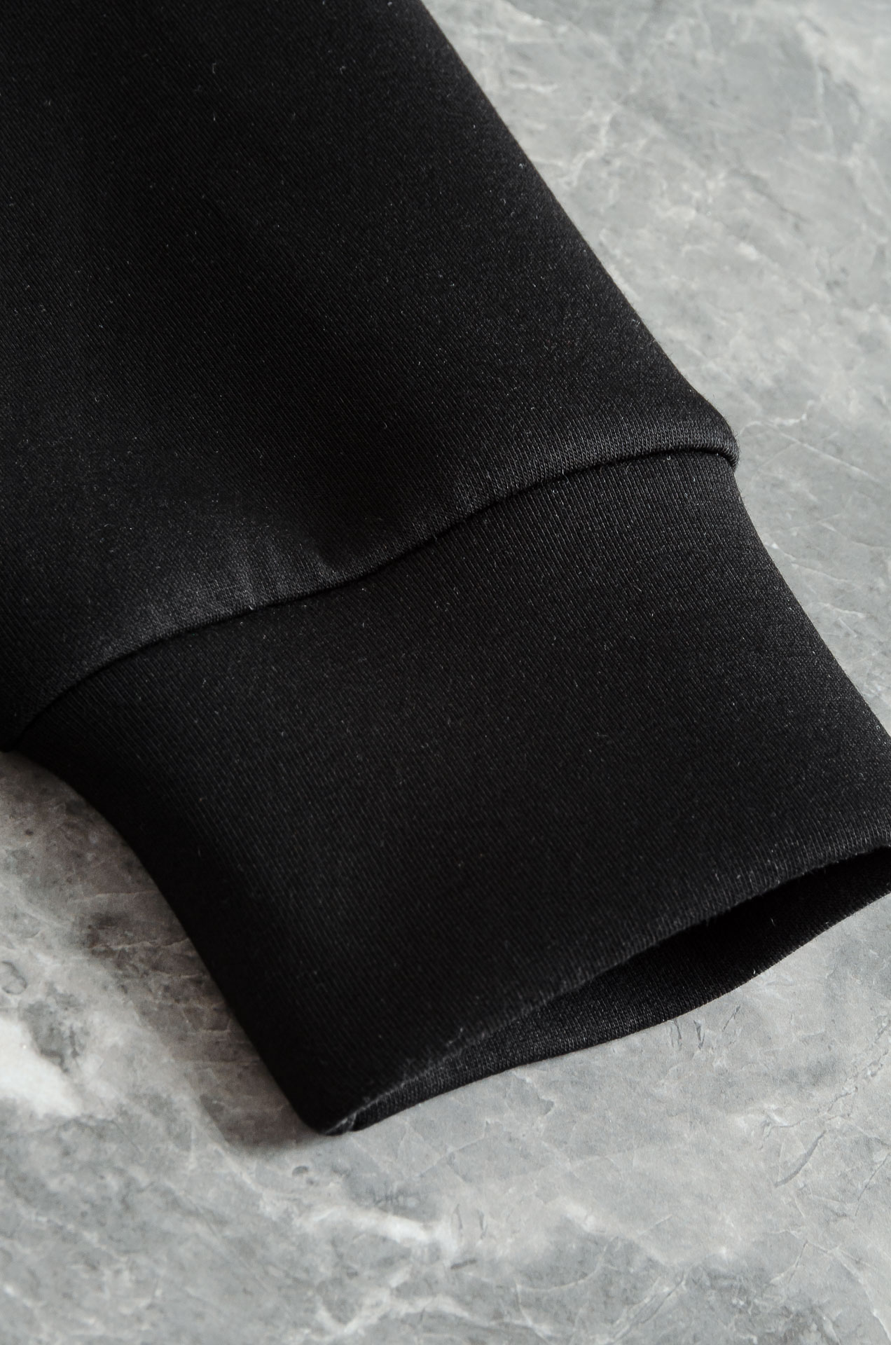 Prada 2025FW新品 空气层肌理感客供进口舒适透气挺括版 拼皮料修饰拉链翻领长袖男士卫衣#选用进