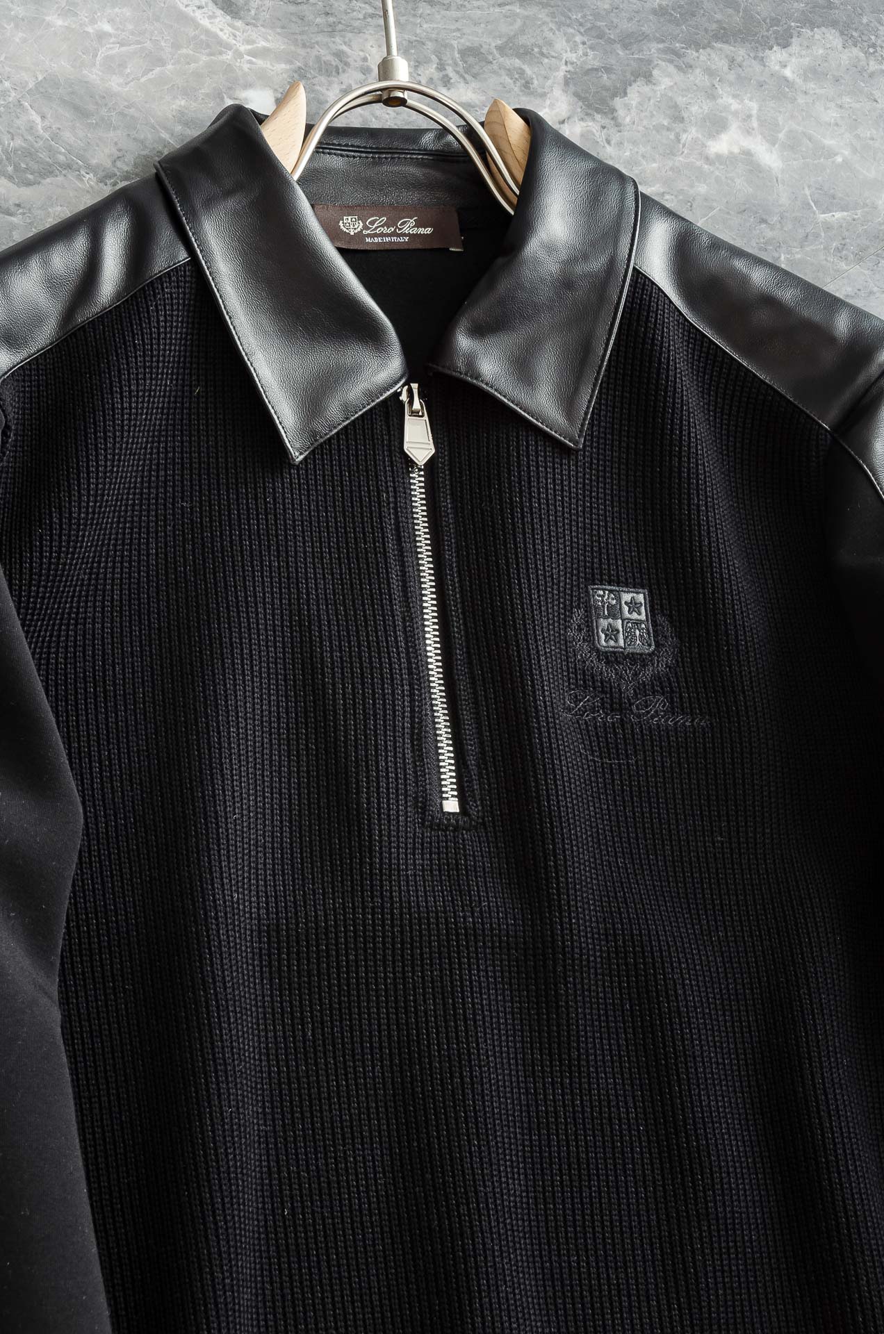 lP🆕 1935FW新品 空气层肌理感客供进口舒适透气挺括版 拼皮料修饰拉链翻领长袖男士卫衣#选用进口面