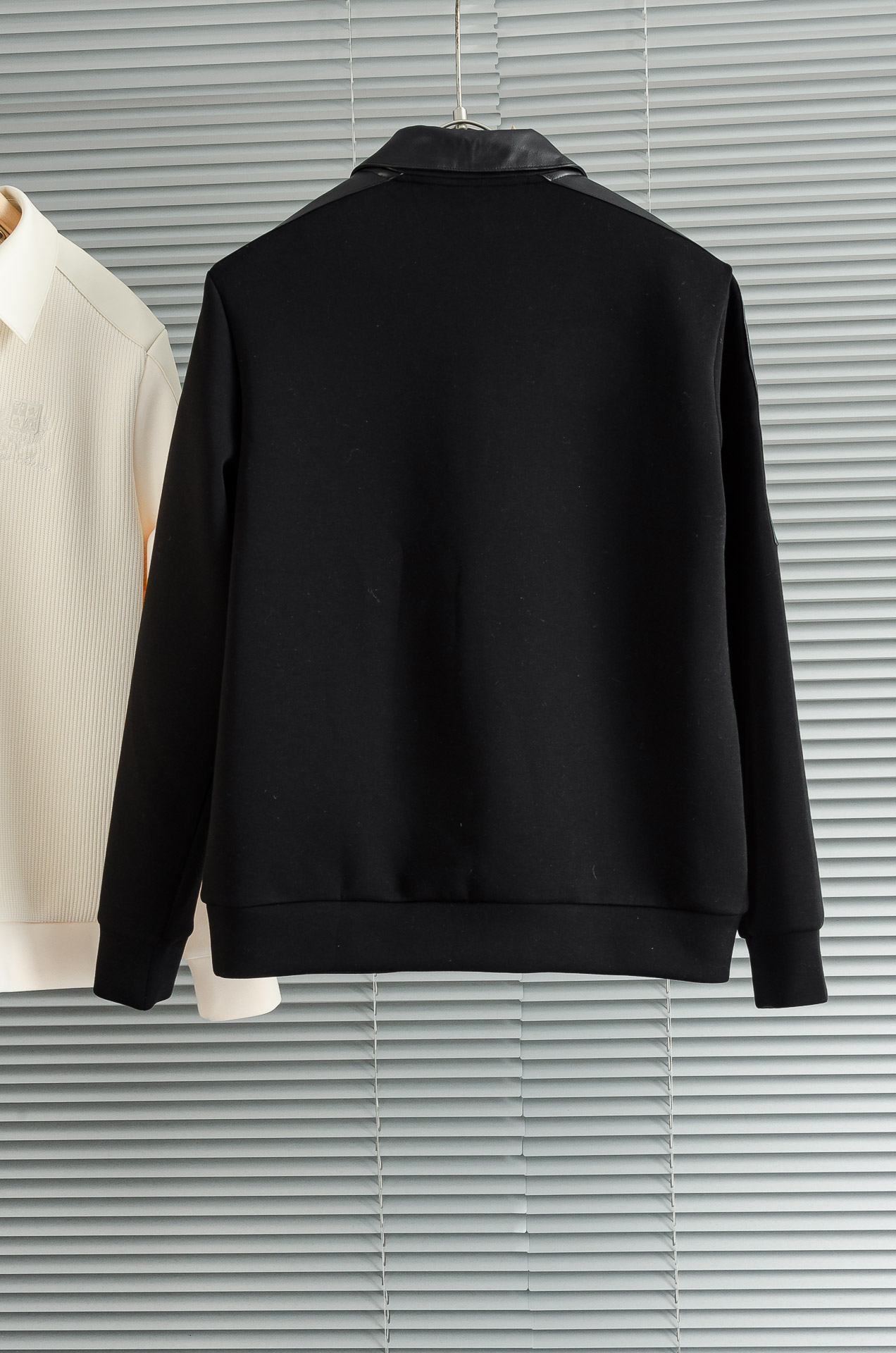 lP🆕 1935FW新品 空气层肌理感客供进口舒适透气挺括版 拼皮料修饰拉链翻领长袖男士卫衣#选用进口面