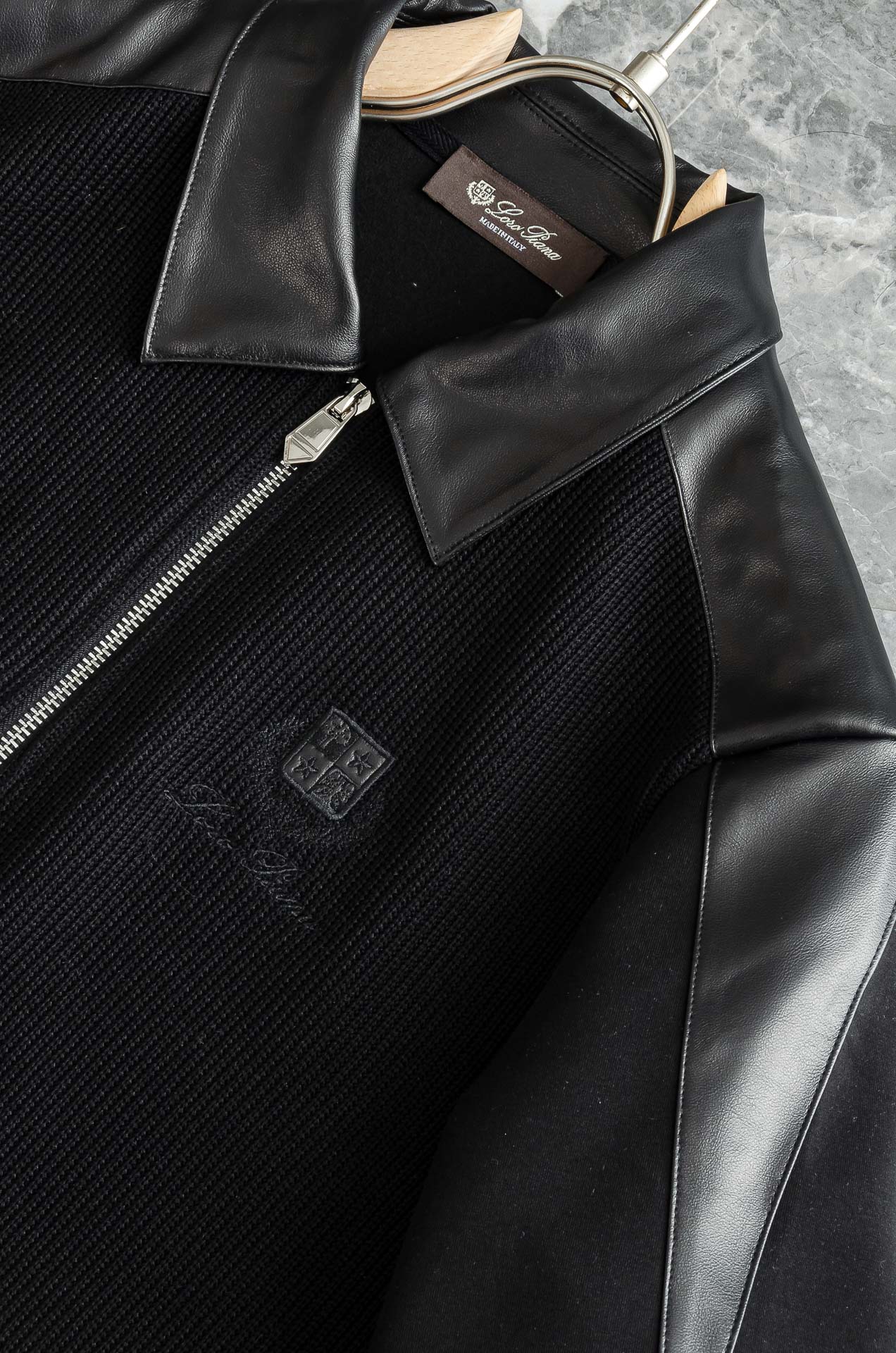 lP🆕 1935FW新品 空气层肌理感客供进口舒适透气挺括版 拼皮料修饰拉链翻领长袖男士卫衣#选用进口面