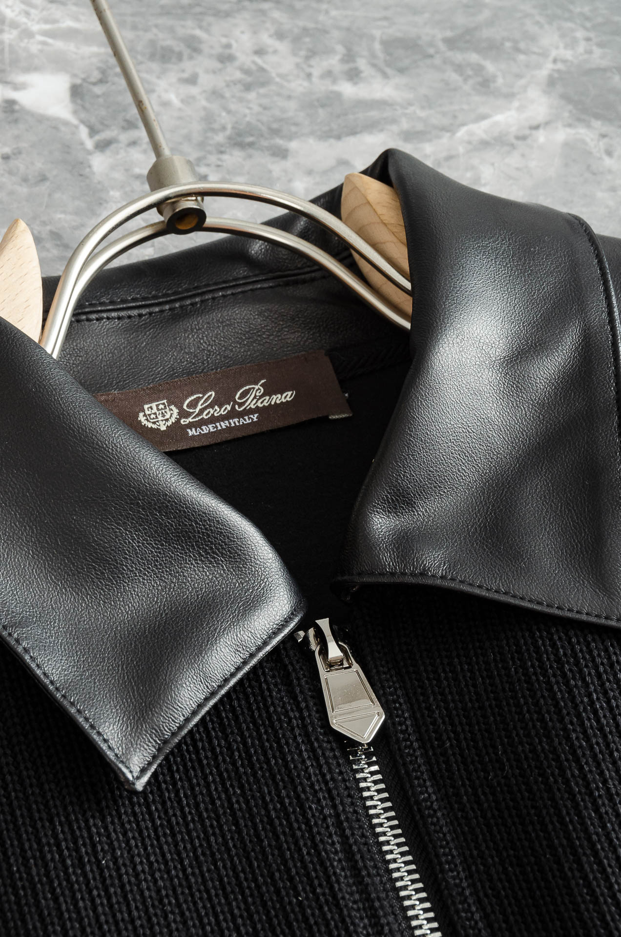 lP🆕 1935FW新品 空气层肌理感客供进口舒适透气挺括版 拼皮料修饰拉链翻领长袖男士卫衣#选用进口面