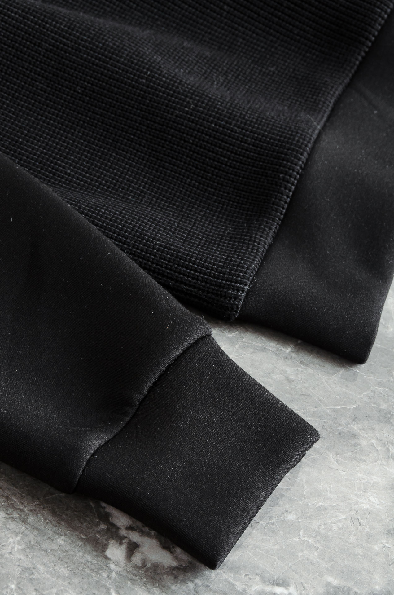 lP🆕 1935FW新品 空气层肌理感客供进口舒适透气挺括版 拼皮料修饰拉链翻领长袖男士卫衣#选用进口面