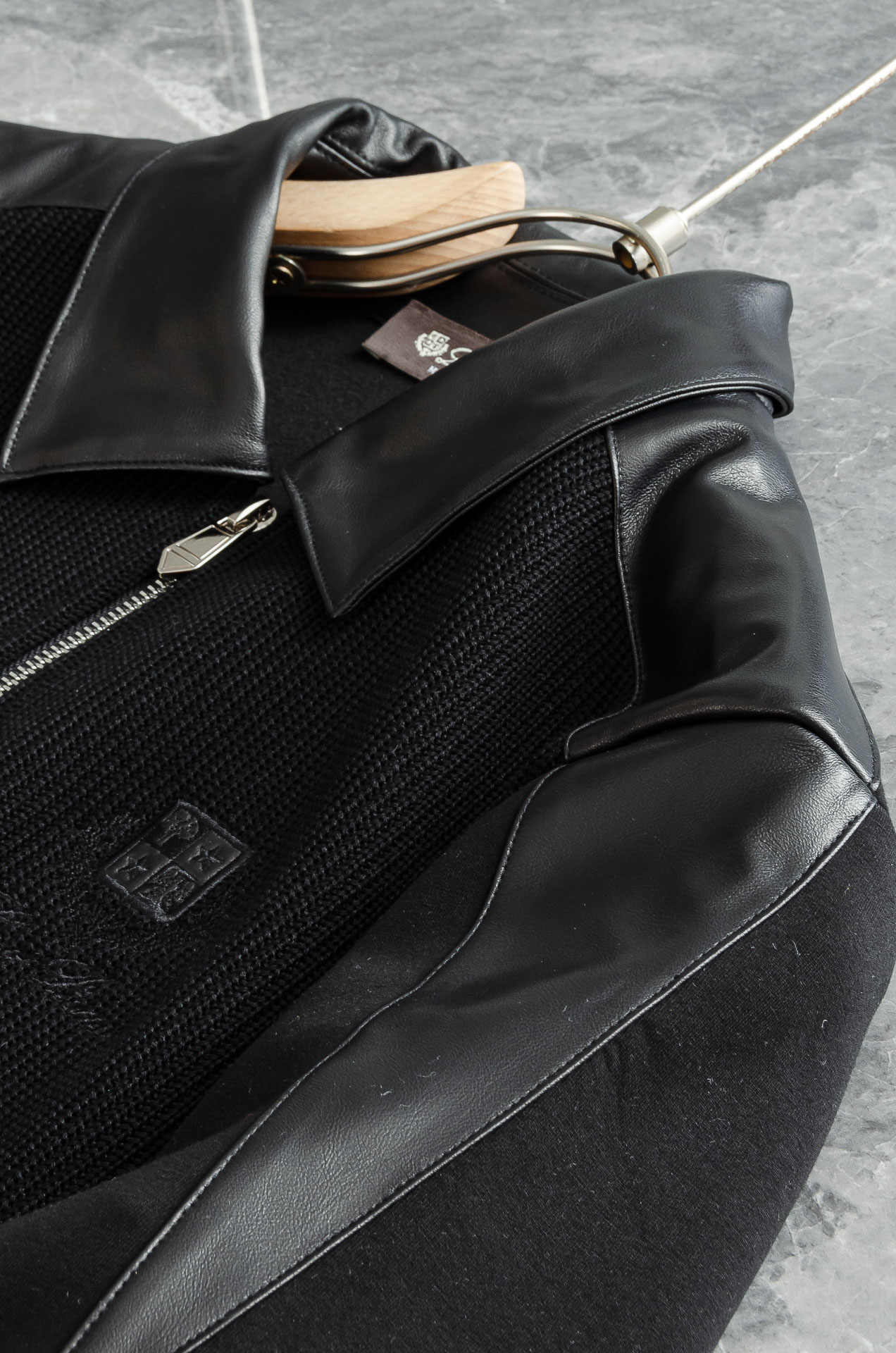 lP🆕 1935FW新品 空气层肌理感客供进口舒适透气挺括版 拼皮料修饰拉链翻领长袖男士卫衣#选用进口面