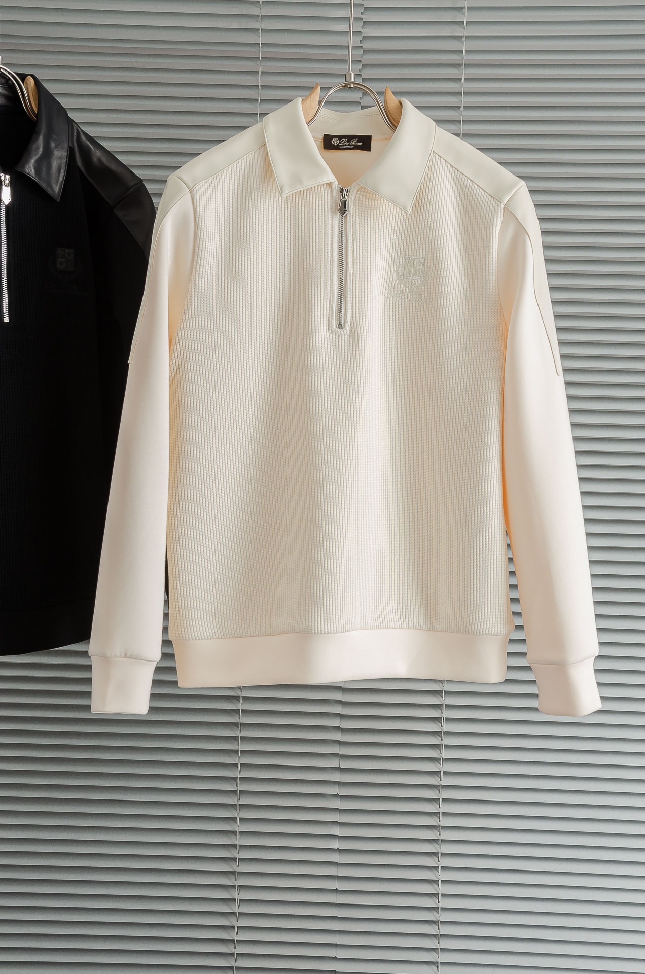 NO:520219,New# LP 1955FW new product, air layer texture, imported comfortable and breathable and crisp version, leather-adjusted zipper lapel long-sleeved men's sweatshirt # Use imported fabric 58.6 polyester fiber 18.8 cotton 18.8 viscose 3.8 spandex The texture is tough and upright and stylish, the style is three-dimensional and not easy to wrinkle, the upper body is comfortable but not soft, the skin is delicate, and it has a strong performance of breathable and moisture absorption during exercise. It is very comfortable to wear close to the body, and there is no discomfort!  And this design is also a distinctive banner style of the high street today. It is simple, low-key and textured, very handsome, and very representative product. It is more in line with the current aesthetics. It is really rare. There are few fashionable and easy-to-wear fashion sweatshirt items at present, so it is more meaningful and worth looking forward to. Whether it is the design or wiring, it is the highest level of craftsmanship, and the details in each place are meticulous and exquisite!  !  Size 48-56 (M-XXXL), loro piana, hoodie, sweatshirts, alexander wang19860909New#  LP 1955FW新品 空气层肌理感客供进口舒适透气挺括版 拼皮料修饰拉链翻领长袖男士卫衣# 选用进口面料58.6聚酯纤维 18.8 棉 18.8粘纤 3.8 氨纶 质感硬朗挺拔有型,版型立体不易起皱,上身舒适却不失柔软度,亲肤细腻,在运动时起到透气吸湿的强悍性能,贴身穿着都非常舒适,毫无不适感可言！并且这种设计也是当下高街的鲜明旗帜款式,简约低调有质感,非常的帅气,十分具有代表性的产物,更加符合当下的审美,真的非常少见,目前很少有这种时尚又好穿的时尚卫衣单品,所以更具备入手的意义,也更加值得期待,无论是此款的设计,走线,都是走的最高级别的工艺等级,每一处的细节都是一丝不苟,相当考究！！ 尺码48-56（M-XXXL）,,loro piana,hoodie,sweatshirts,alexander wang,Men's clothing