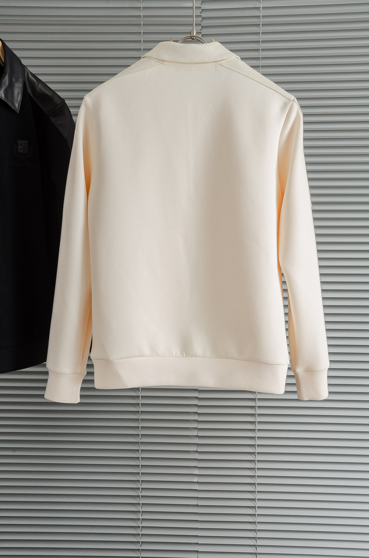 lP🆕 1935FW新品 空气层肌理感客供进口舒适透气挺括版 拼皮料修饰拉链翻领长袖男士卫衣#选用进口面