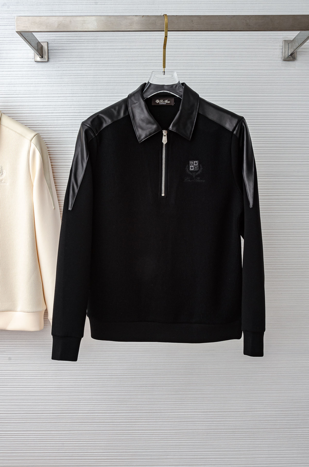 NO:518202,LP 1955FW new product, air layer texture, imported comfortable and breathable and crisp version, leather-adjusted zipper lapel long-sleeved men's sweatshirt # Use imported fabric 58.6 polyester fiber 18.8 cotton 18.8 viscose 3.8 spandex The texture is tough and upright and stylish, the style is three-dimensional and not easy to wrinkle, the upper body is comfortable but not soft, the skin is delicate, and it has a strong performance of breathable and moisture absorption during exercise. It is very comfortable to wear close to the body, and there is no discomfort!  And this design is also a distinctive banner style of the high street today. It is simple, low-key and textured, very handsome, and very representative product. It is more in line with the current aesthetics. It is really rare. There are few fashionable and easy-to-wear fashion sweatshirt items at present, so it is more meaningful and worth looking forward to. Whether it is the design or wiring, it is the highest level of craftsmanship, and the details in every place are meticulous and exquisite!  !  Size 48-56 (M-XXXL), loro piana, hoodie, sweatshirts, alexander wang19860909LP 1955FW新品 空气层肌理感客供进口舒适透气挺括版 拼皮料修饰拉链翻领长袖男士卫衣# 选用进口面料58.6聚酯纤维 18.8 棉 18.8粘纤 3.8 氨纶 质感硬朗挺拔有型,版型立体不易起皱,上身舒适却不失柔软度,亲肤细腻,在运动时起到透气吸湿的强悍性能,贴身穿着都非常舒适,毫无不适感可言！并且这种设计也是当下高街的鲜明旗帜款式,简约低调有质感,非常的帅气,十分具有代表性的产物,更加符合当下的审美,真的非常少见,目前很少有这种时尚又好穿的时尚卫衣单品,所以更具备入手的意义,也更加值得期待,无论是此款的设计,走线,都是走的最高级别的工艺等级,每一处的细节都是一丝不苟,相当考究！！ 尺码48-56（M-XXXL）,,loro piana,hoodie,sweatshirts,alexander wang,Men's clothing