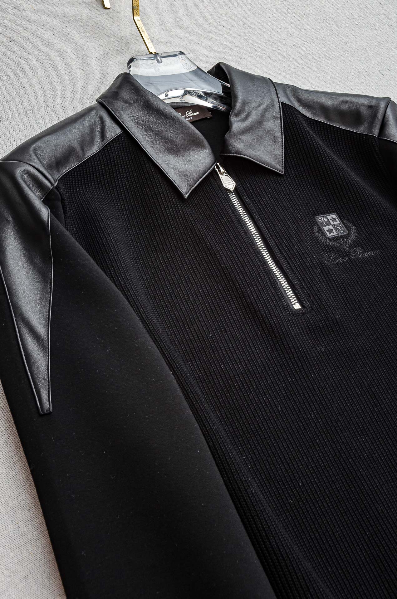 lP🆕 FW新品 空气层肌理感客供进口舒适透气挺括版 拼皮料修饰拉链翻领长袖男士卫衣#选用进口面料58.