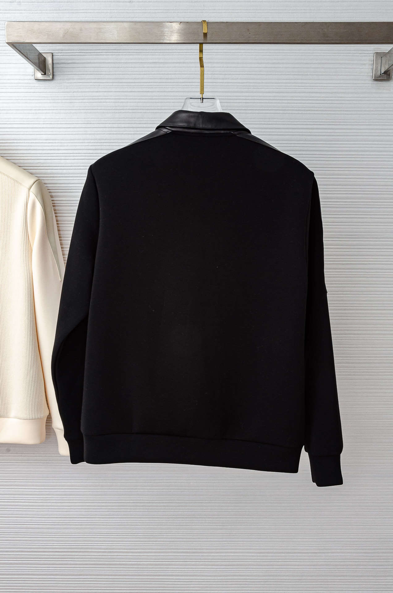 lP🆕 FW新品 空气层肌理感客供进口舒适透气挺括版 拼皮料修饰拉链翻领长袖男士卫衣#选用进口面料58.