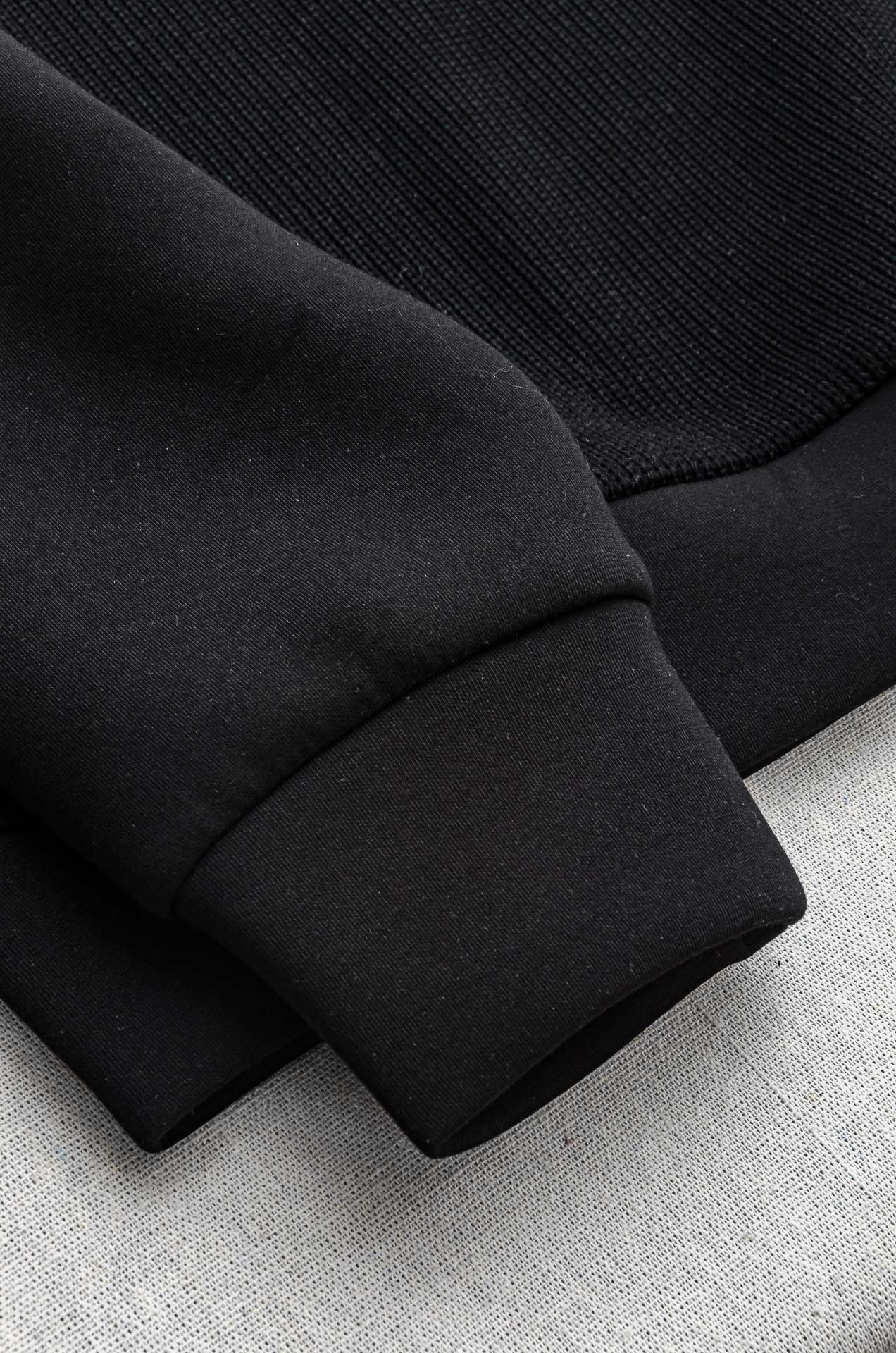 lP🆕 FW新品 空气层肌理感客供进口舒适透气挺括版 拼皮料修饰拉链翻领长袖男士卫衣#选用进口面料58.