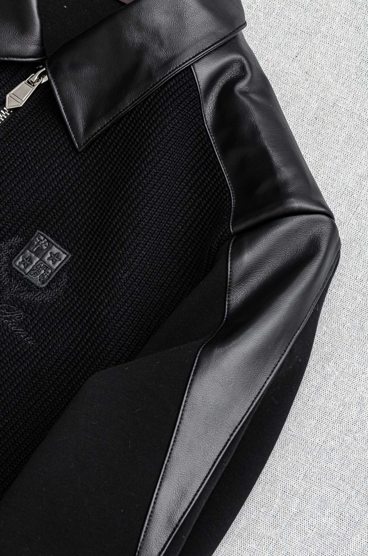 lP🆕 FW新品 空气层肌理感客供进口舒适透气挺括版 拼皮料修饰拉链翻领长袖男士卫衣#选用进口面料58.