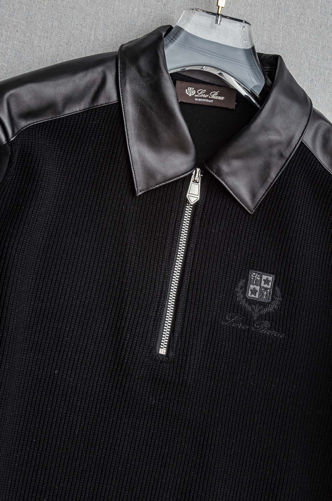 lP🆕 FW新品 空气层肌理感客供进口舒适透气挺括版 拼皮料修饰拉链翻领长袖男士卫衣#选用进口面料58.