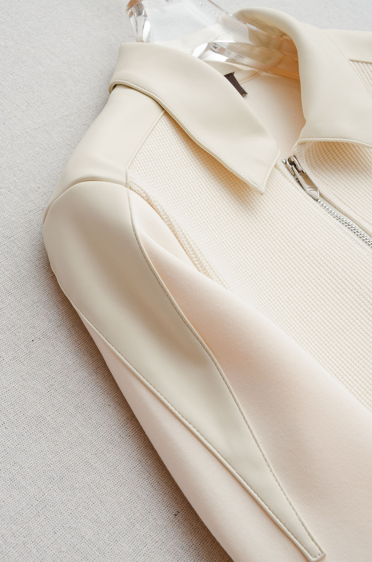 lP🆕 FW新品 空气层肌理感客供进口舒适透气挺括版 拼皮料修饰拉链翻领长袖男士卫衣#选用进口面料58.