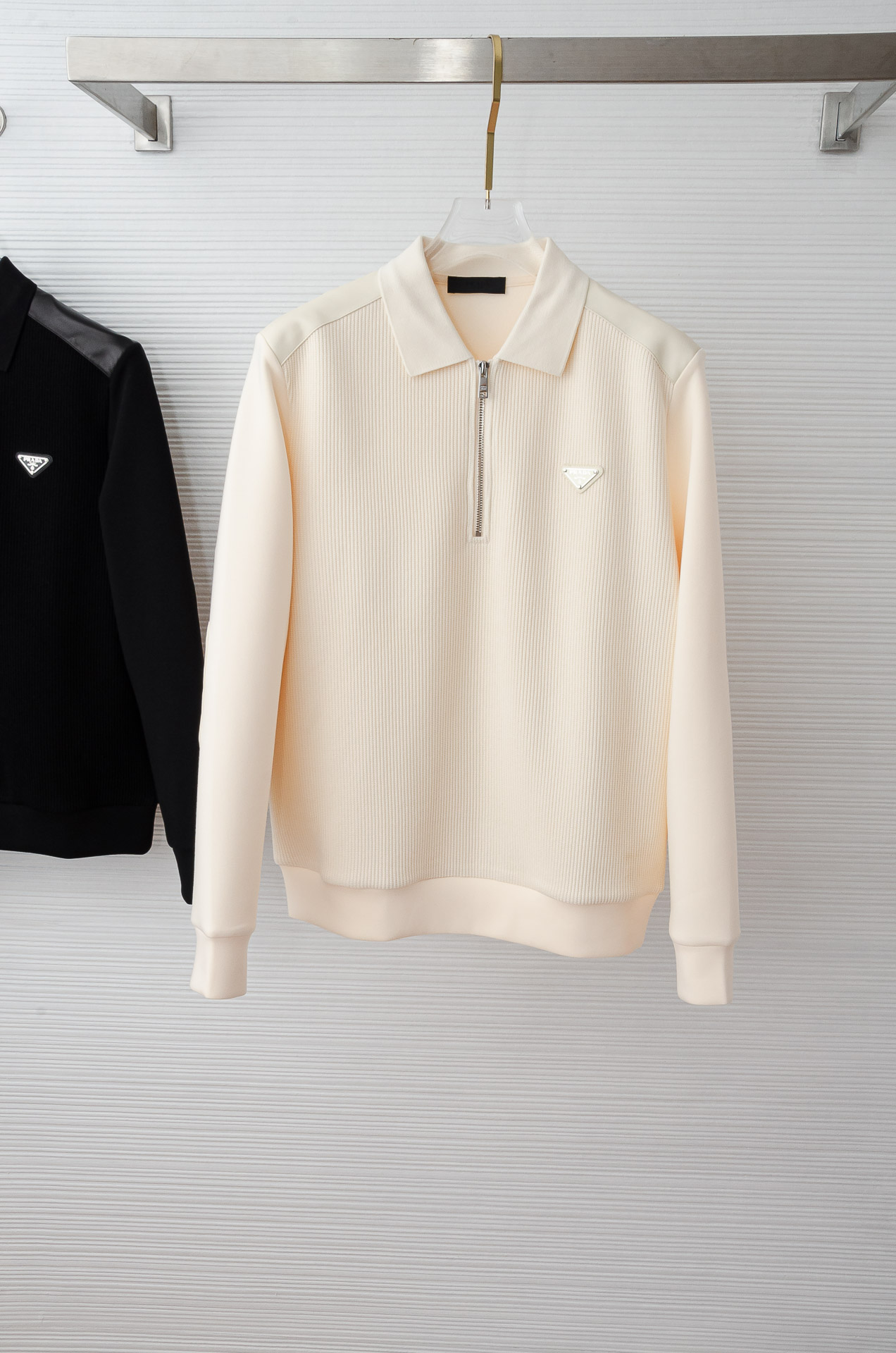 普拉达Prada 2025FW新品 空气层肌理感客供进口舒适透气挺括版 拼皮料修饰拉链翻领长袖男士卫衣#