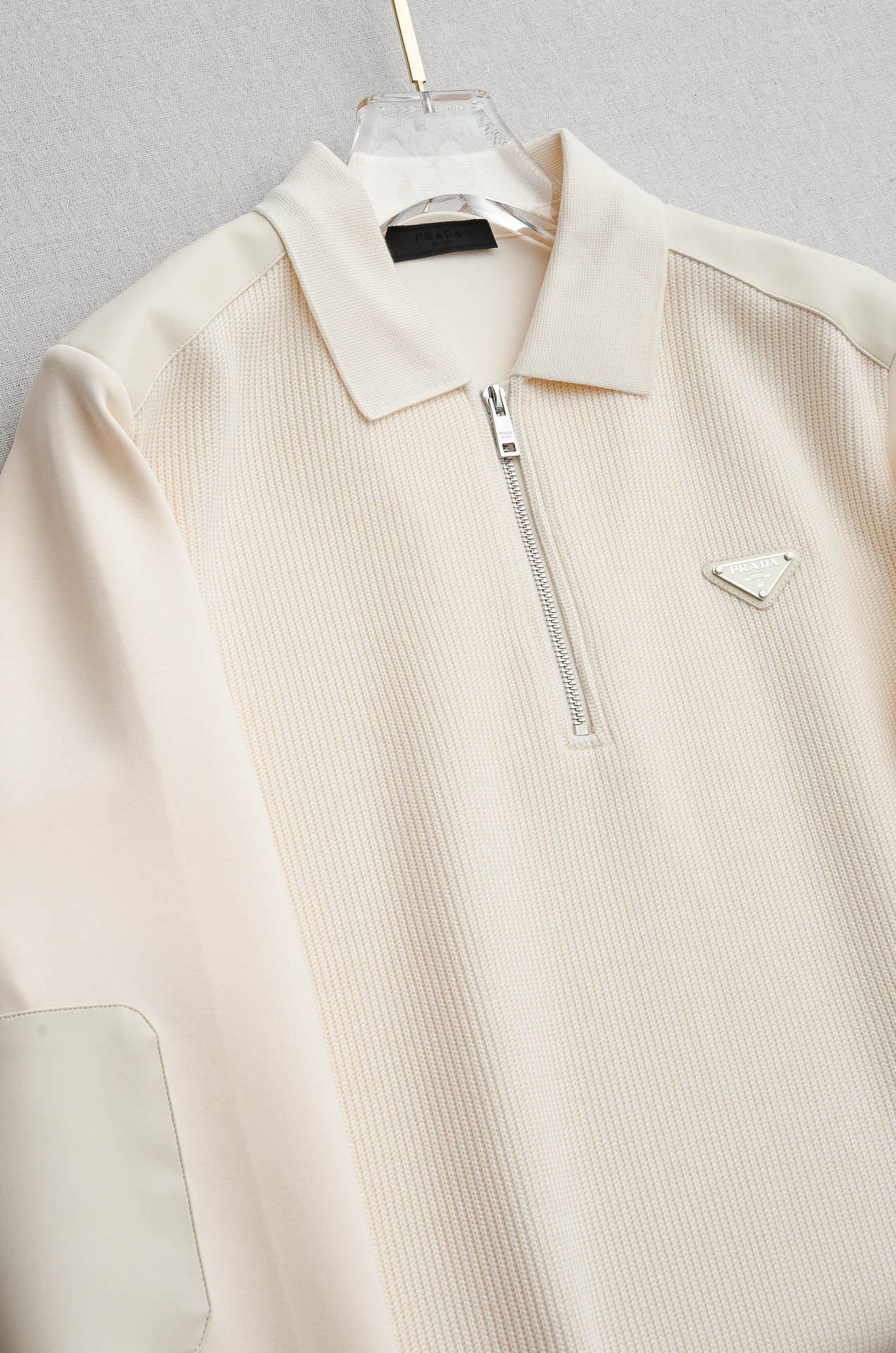 普拉达Prada 2025FW新品 空气层肌理感客供进口舒适透气挺括版 拼皮料修饰拉链翻领长袖男士卫衣#