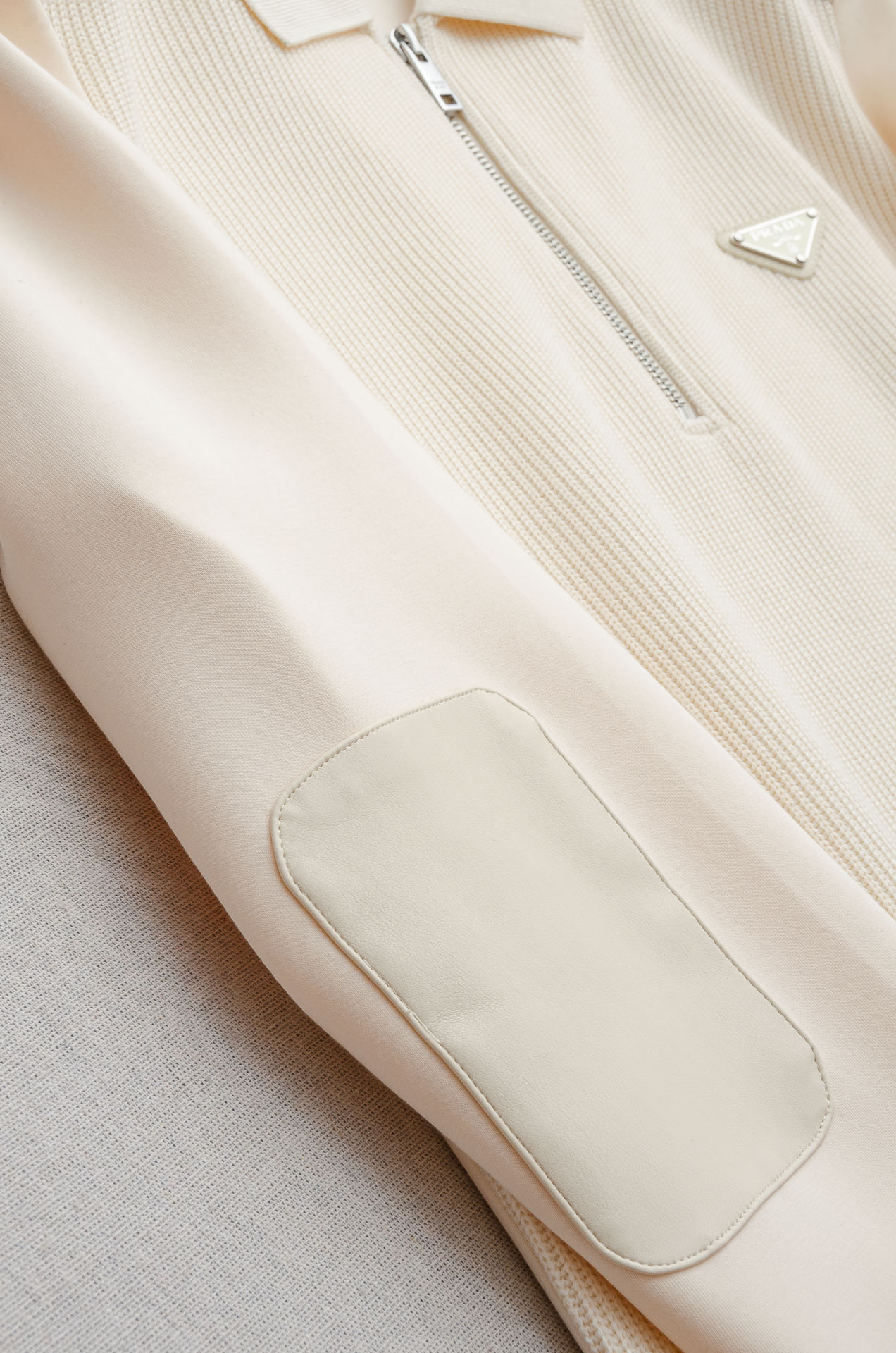 普拉达Prada 2025FW新品 空气层肌理感客供进口舒适透气挺括版 拼皮料修饰拉链翻领长袖男士卫衣#