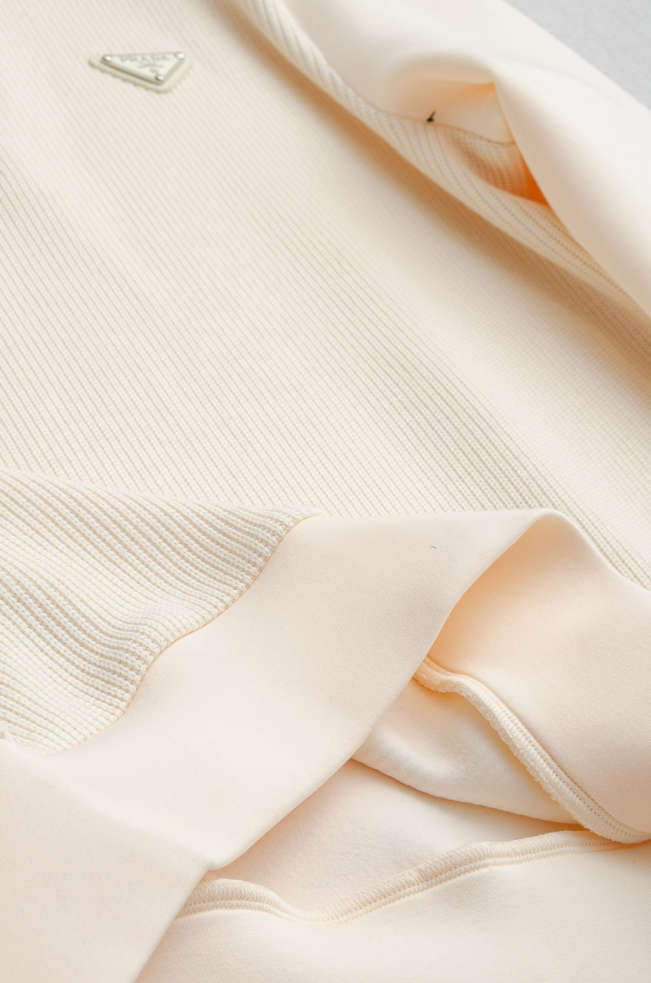 普拉达Prada 2025FW新品 空气层肌理感客供进口舒适透气挺括版 拼皮料修饰拉链翻领长袖男士卫衣#