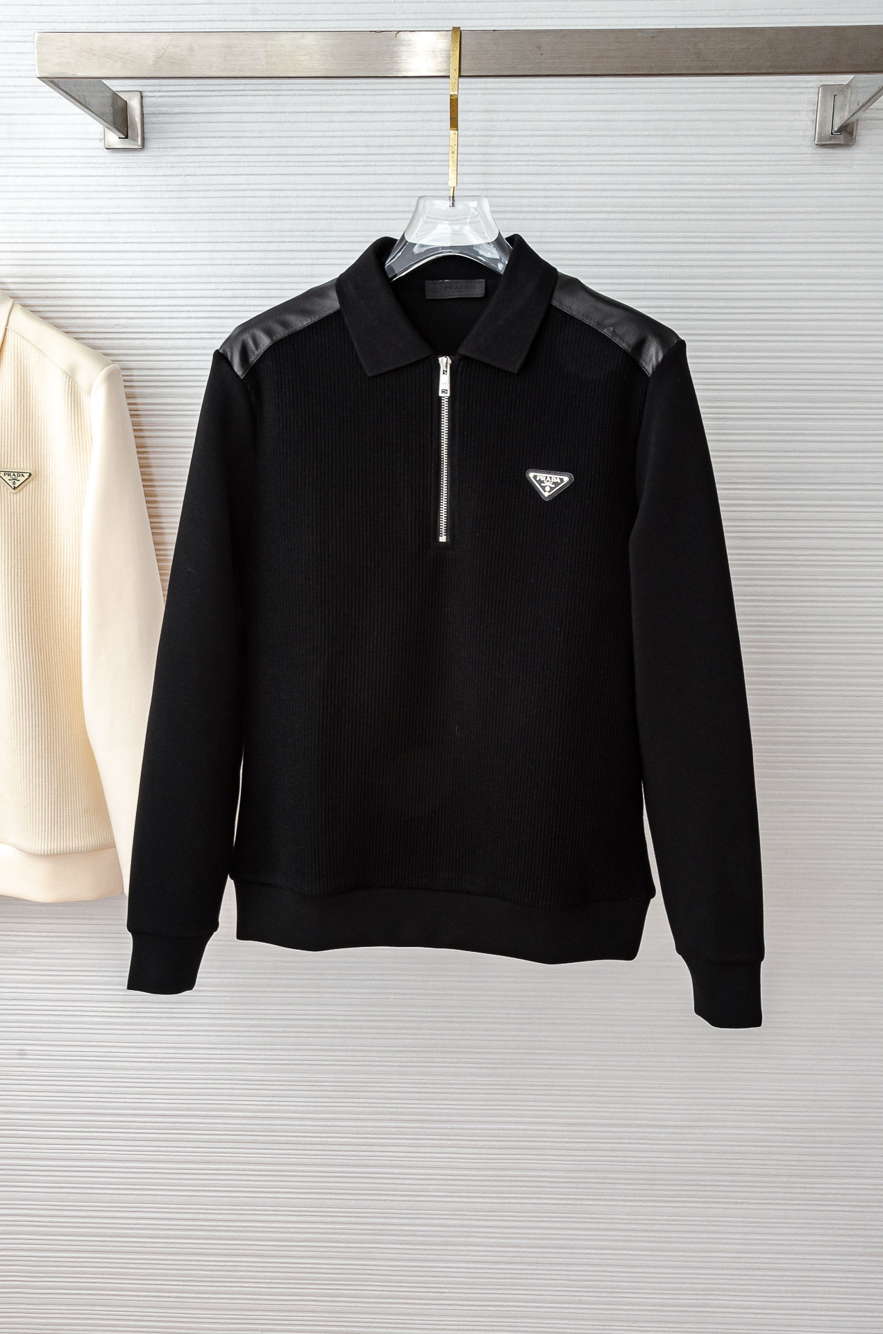 NO:518205,Prada prada 2025FW new product, air layer texture, imported comfortable and breathable and crisp version, leather-adjusted zipper lapel long-sleeved men's sweatshirt # Use imported fabric 58.6 polyester fiber 18.8 cotton 18.8 viscose 3.8 spandex The texture is tough and upright and stylish, the style is three-dimensional and not easy to wrinkle, the upper body is comfortable but not loses softness, the skin is delicate, and it has a strong performance of breathable and moisture absorption during exercise. It is very comfortable to wear close to the body, and there is no discomfort!  And this design is also a distinctive banner style of the high street today. It is simple, low-key and textured, very handsome, and very representative product. It is more in line with the current aesthetics. It is really rare. There are few fashionable and easy-to-wear fashion sweatshirt items at present, so it is more meaningful and worth looking forward to. Whether it is the design or wiring, it is the highest level of craftsmanship, and the details in each place are meticulous and exquisite!  !  Size 48-56 (M-XXXL), prada, prada, hoodie, sweatshirts, alexander wang19860909普拉达prada 2025FW新品 空气层肌理感客供进口舒适透气挺括版 拼皮料修饰拉链翻领长袖男士卫衣# 选用进口面料58.6聚酯纤维 18.8 棉 18.8粘纤 3.8 氨纶 质感硬朗挺拔有型,版型立体不易起皱,上身舒适却不失柔软度,亲肤细腻,在运动时起到透气吸湿的强悍性能,贴身穿着都非常舒适,毫无不适感可言！并且这种设计也是当下高街的鲜明旗帜款式,简约低调有质感,非常的帅气,十分具有代表性的产物,更加符合当下的审美,真的非常少见,目前很少有这种时尚又好穿的时尚卫衣单品,所以更具备入手的意义,也更加值得期待,无论是此款的设计,走线,都是走的最高级别的工艺等级,每一处的细节都是一丝不苟,相当考究！！ 尺码48-56（M-XXXL）,,prada,prada,hoodie,sweatshirts,alexander wang,Men's clothing