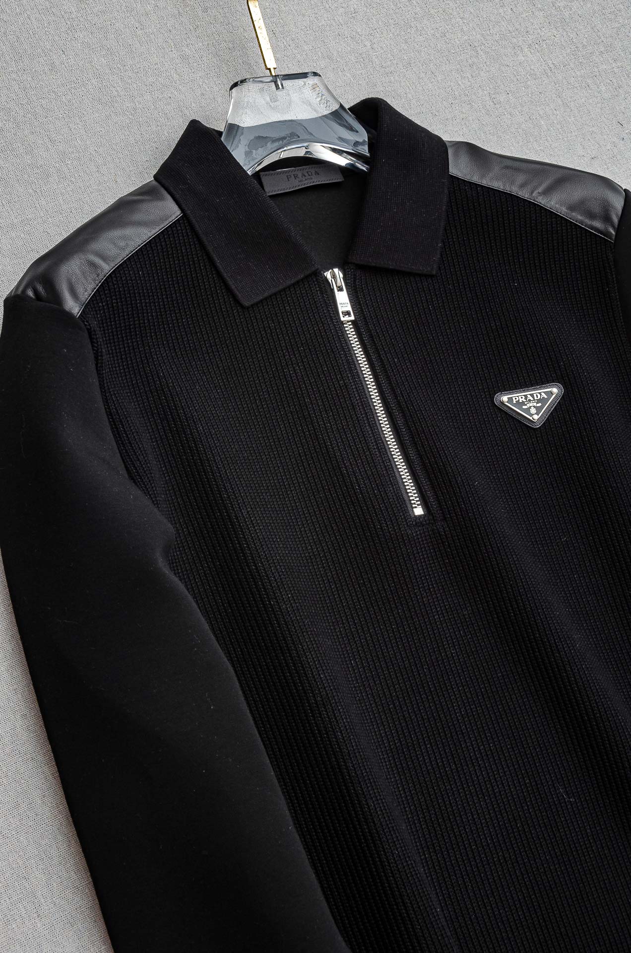 普拉达Prada 2025FW新品 空气层肌理感客供进口舒适透气挺括版 拼皮料修饰拉链翻领长袖男士卫衣#