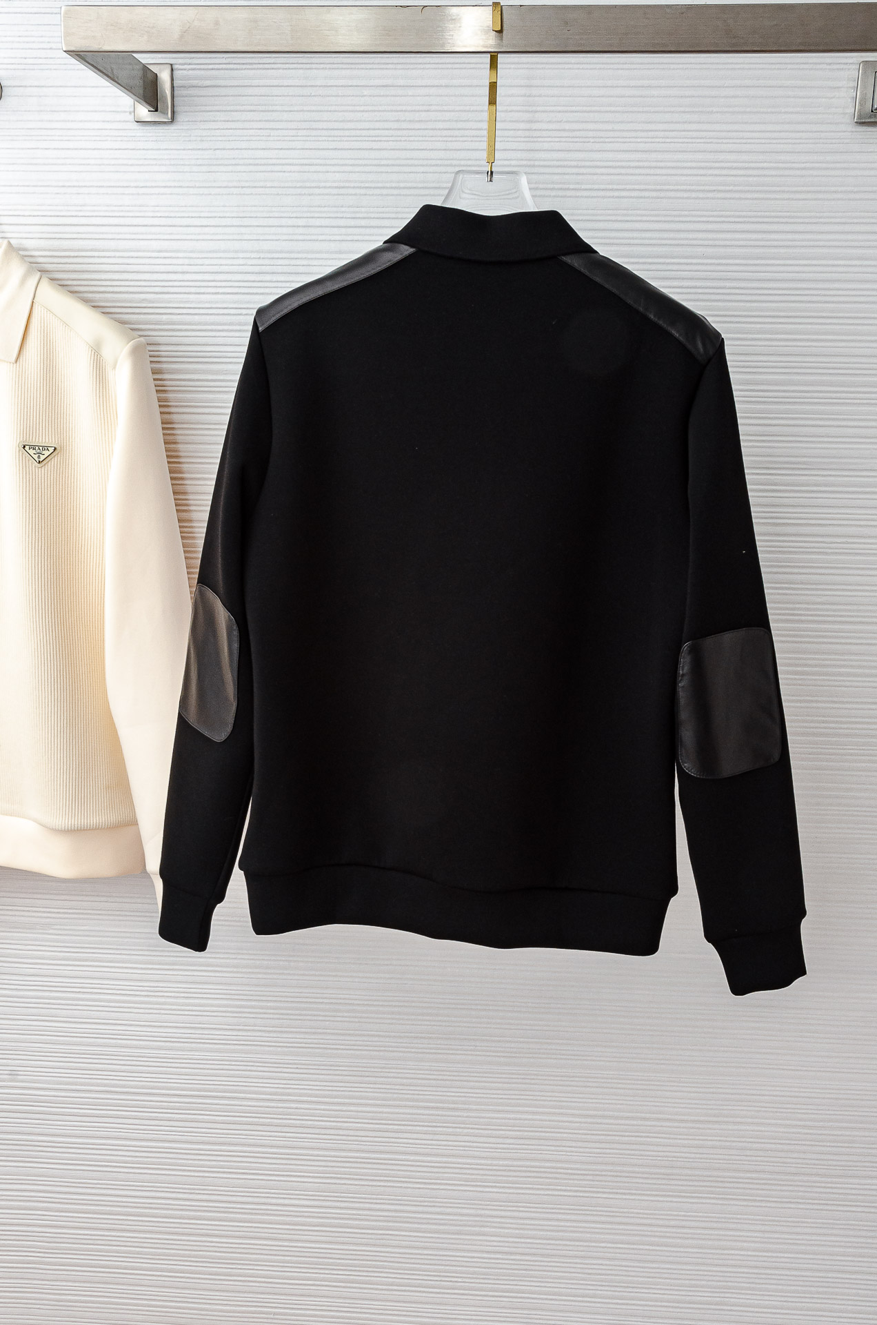 普拉达Prada 2025FW新品 空气层肌理感客供进口舒适透气挺括版 拼皮料修饰拉链翻领长袖男士卫衣#