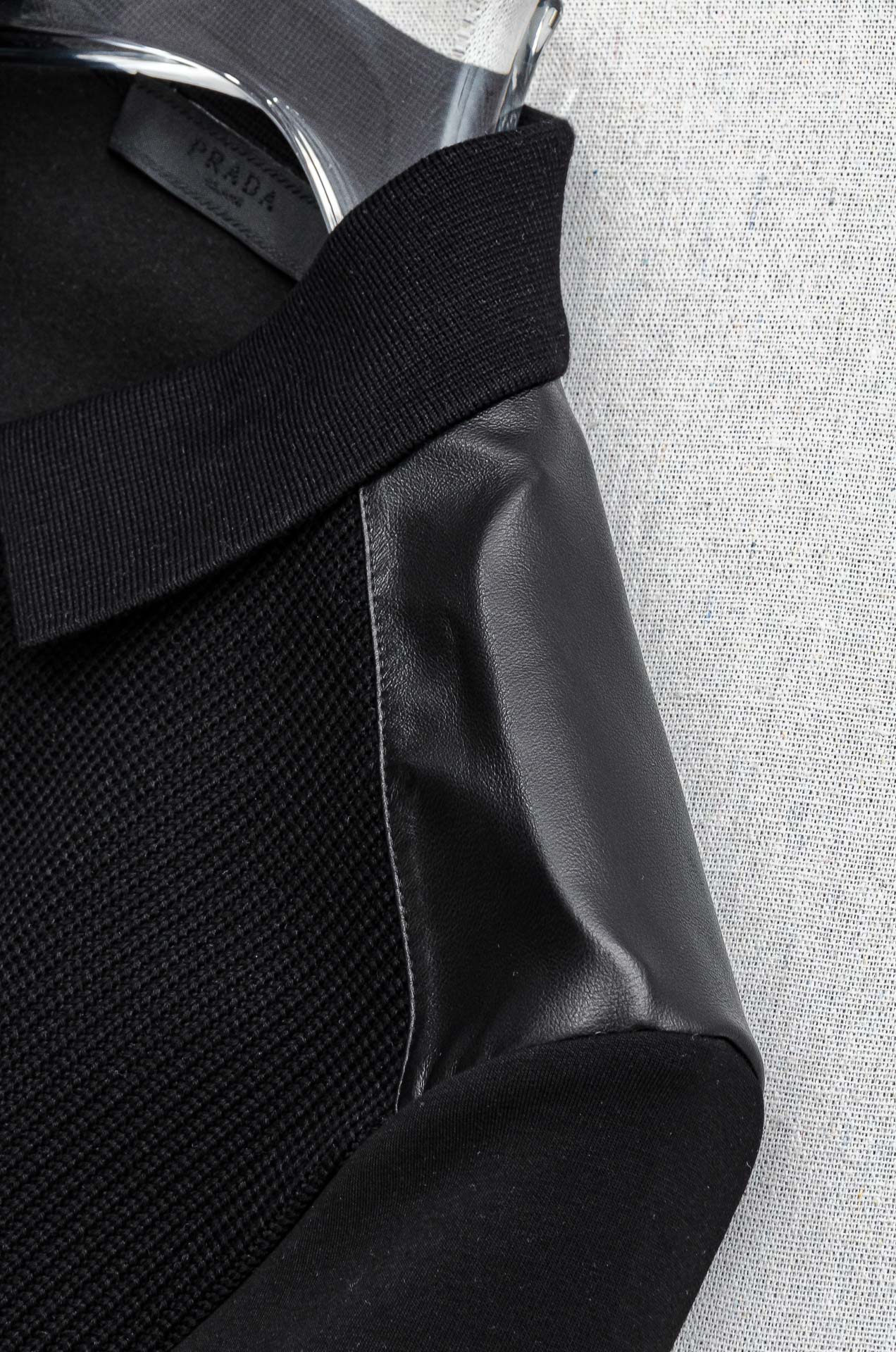 普拉达Prada 2025FW新品 空气层肌理感客供进口舒适透气挺括版 拼皮料修饰拉链翻领长袖男士卫衣#