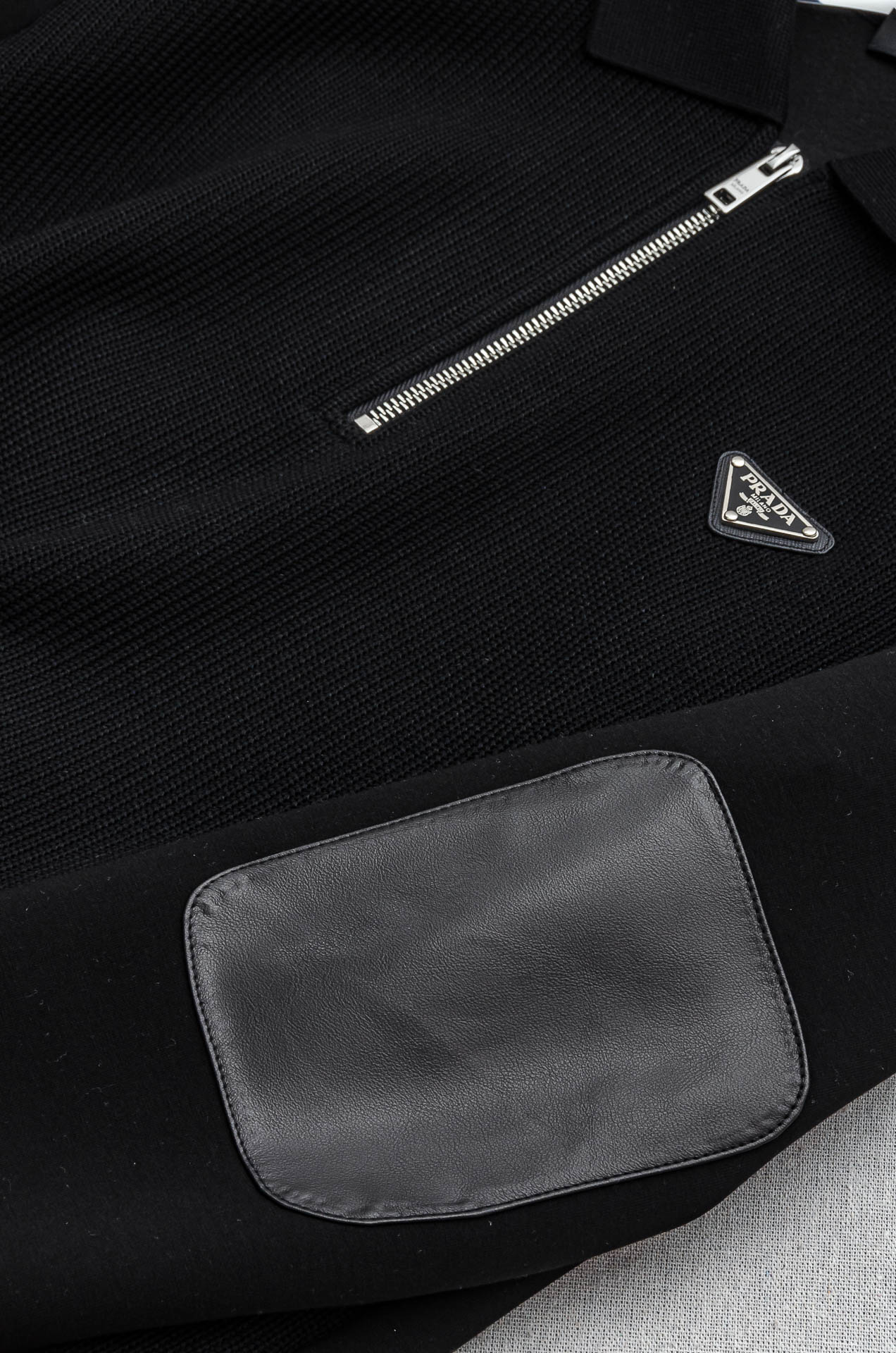 普拉达Prada 2025FW新品 空气层肌理感客供进口舒适透气挺括版 拼皮料修饰拉链翻领长袖男士卫衣#