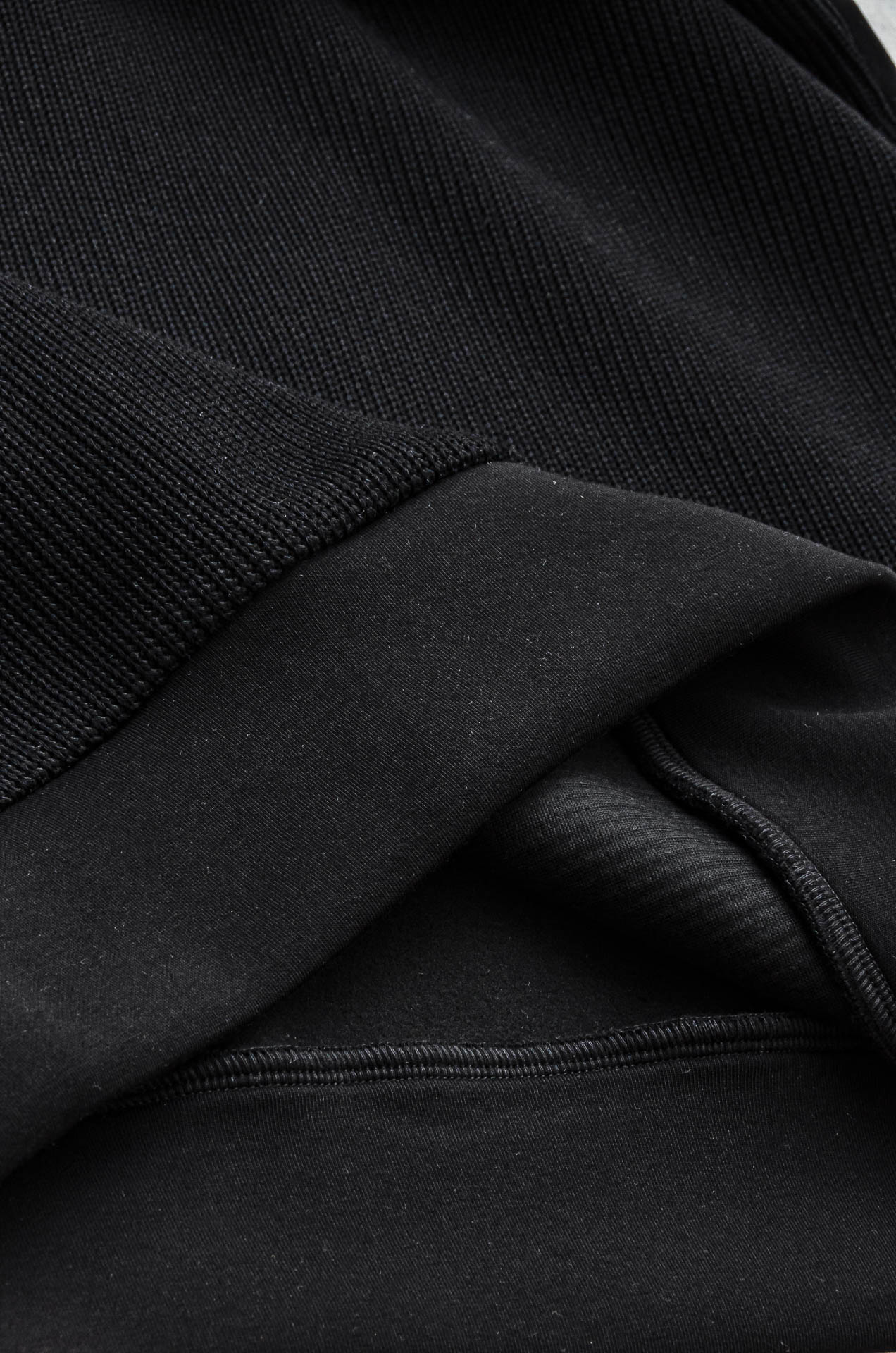 普拉达Prada 2025FW新品 空气层肌理感客供进口舒适透气挺括版 拼皮料修饰拉链翻领长袖男士卫衣#