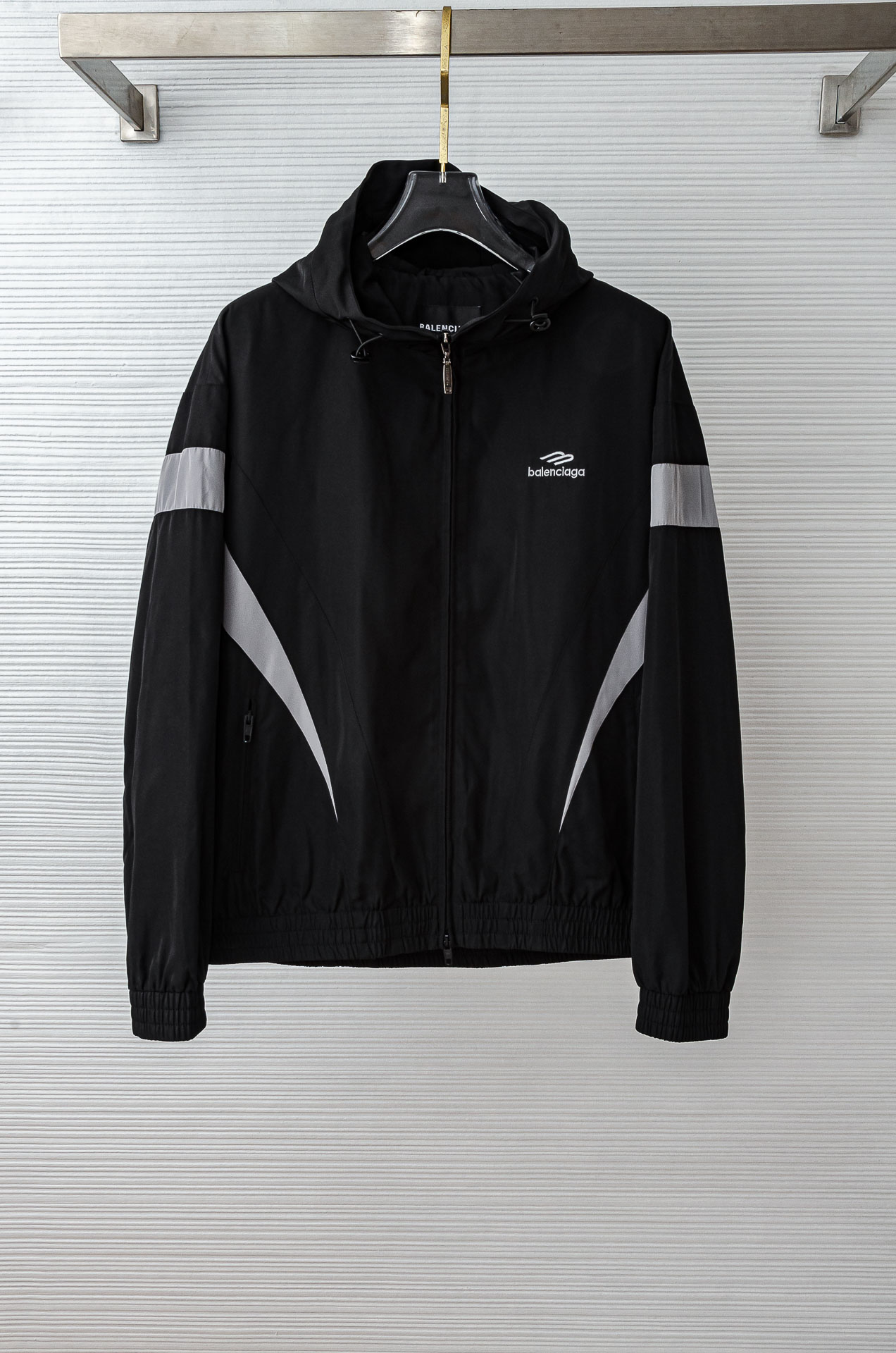 巴黎世家 2025ss春夏新品 新款功能性防水面料户外连帽夹克外套！以其出色的面料性能、独特的设计亮点和