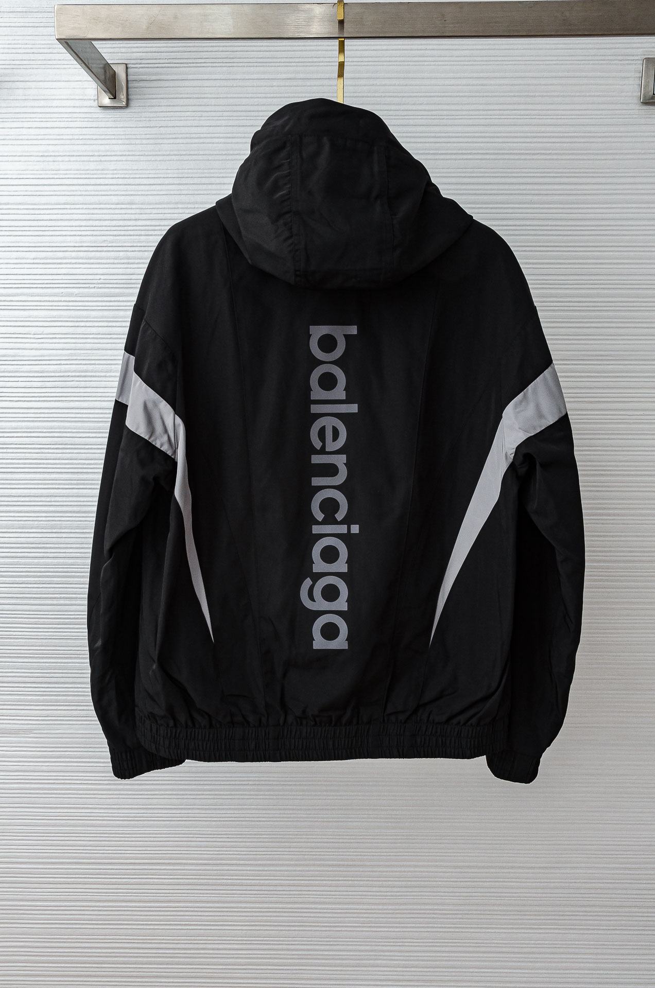 巴黎世家 2025ss春夏新品 新款功能性防水面料户外连帽夹克外套！以其出色的面料性能、独特的设计亮点和