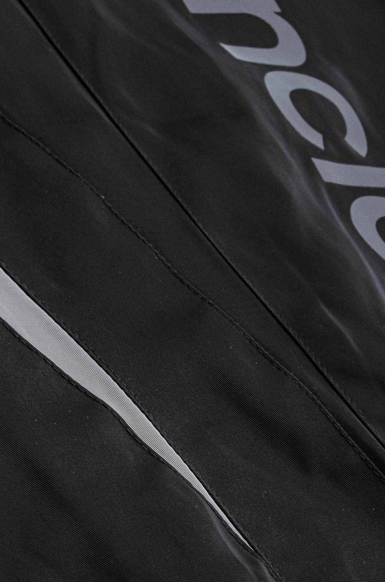 巴黎世家 2025ss春夏新品 新款功能性防水面料户外连帽夹克外套！以其出色的面料性能、独特的设计亮点和