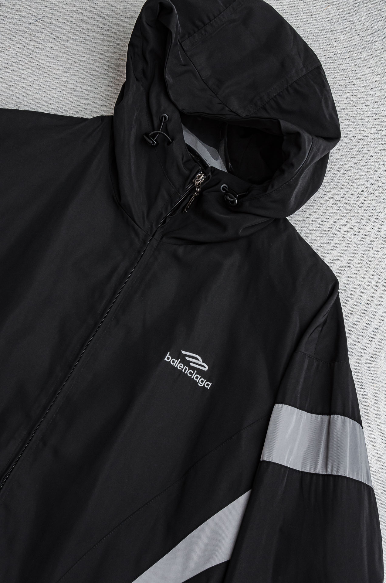 巴黎世家 2025ss春夏新品 新款功能性防水面料户外连帽夹克外套！以其出色的面料性能、独特的设计亮点和