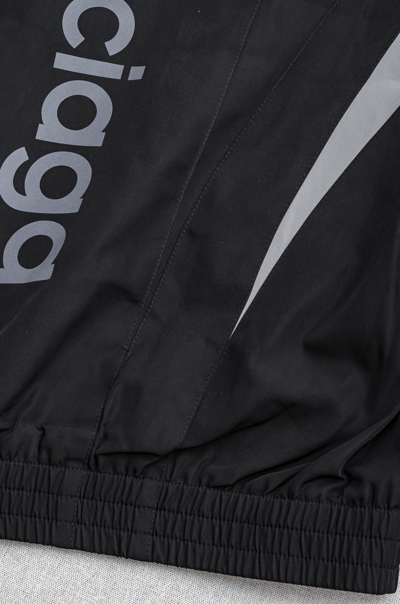 巴黎世家 2025ss春夏新品 新款功能性防水面料户外连帽夹克外套！以其出色的面料性能、独特的设计亮点和