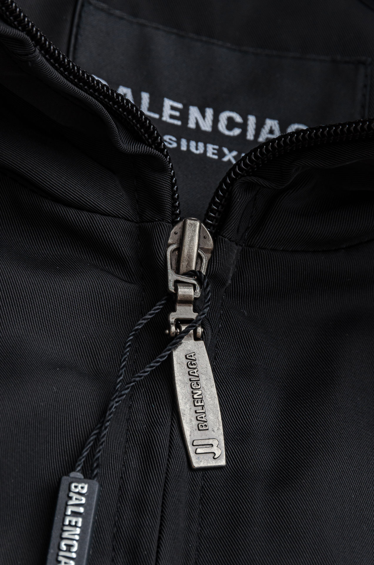 巴黎世家 2025ss春夏新品 新款功能性防水面料户外连帽夹克外套！以其出色的面料性能、独特的设计亮点和