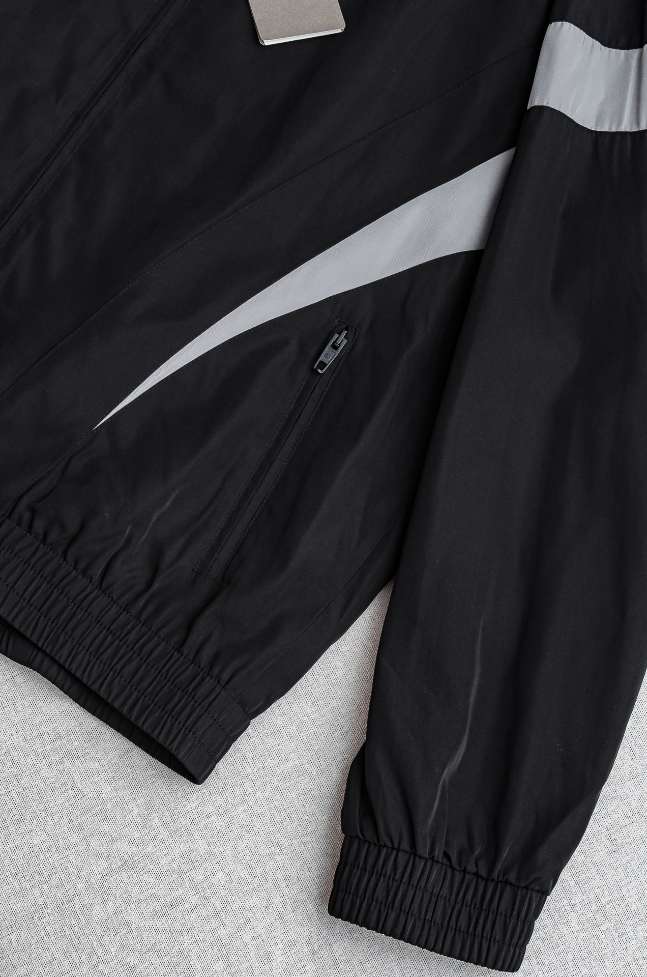 巴黎世家 2025ss春夏新品 新款功能性防水面料户外连帽夹克外套！以其出色的面料性能、独特的设计亮点和