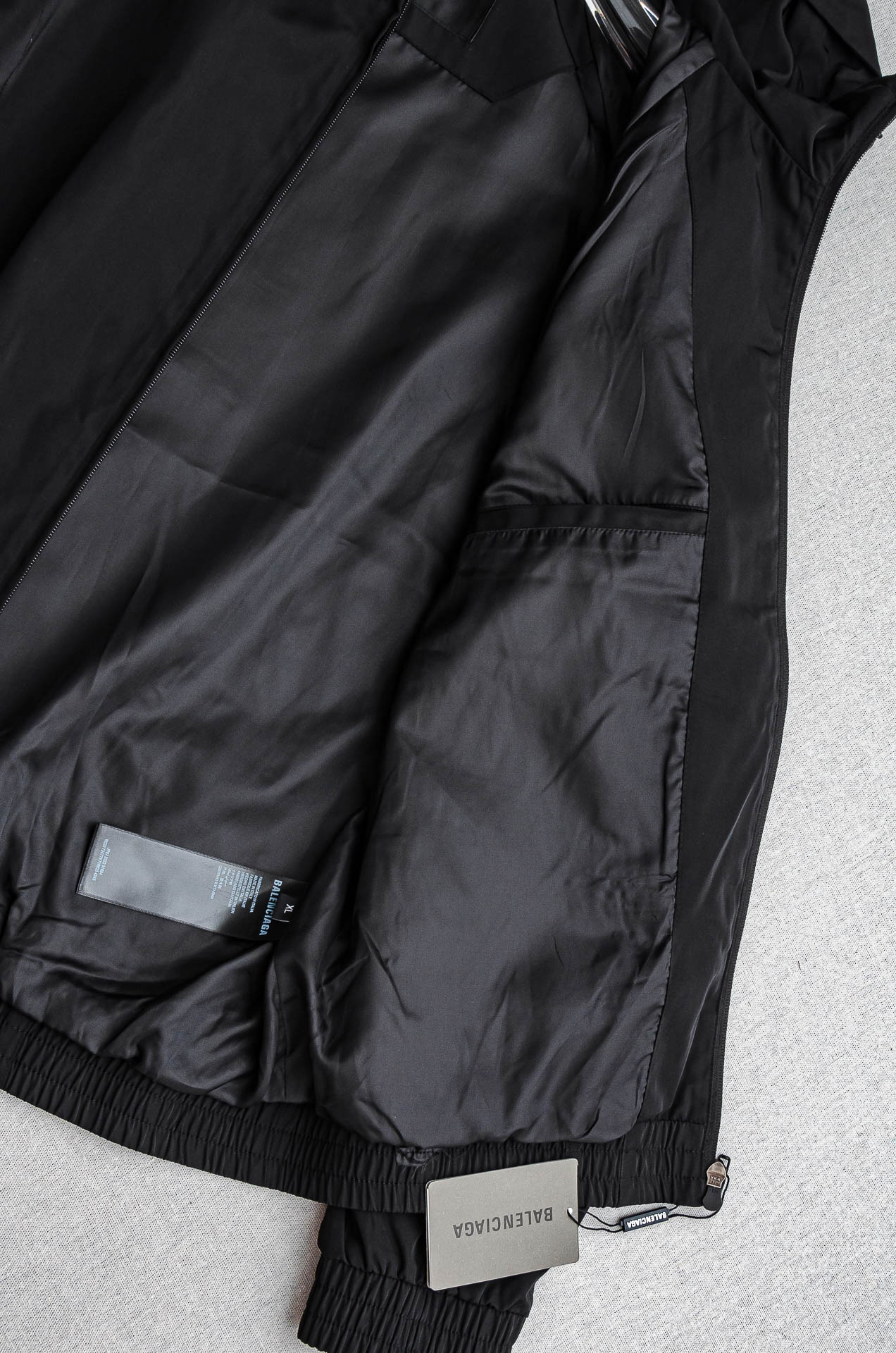 巴黎世家 2025ss春夏新品 新款功能性防水面料户外连帽夹克外套！以其出色的面料性能、独特的设计亮点和