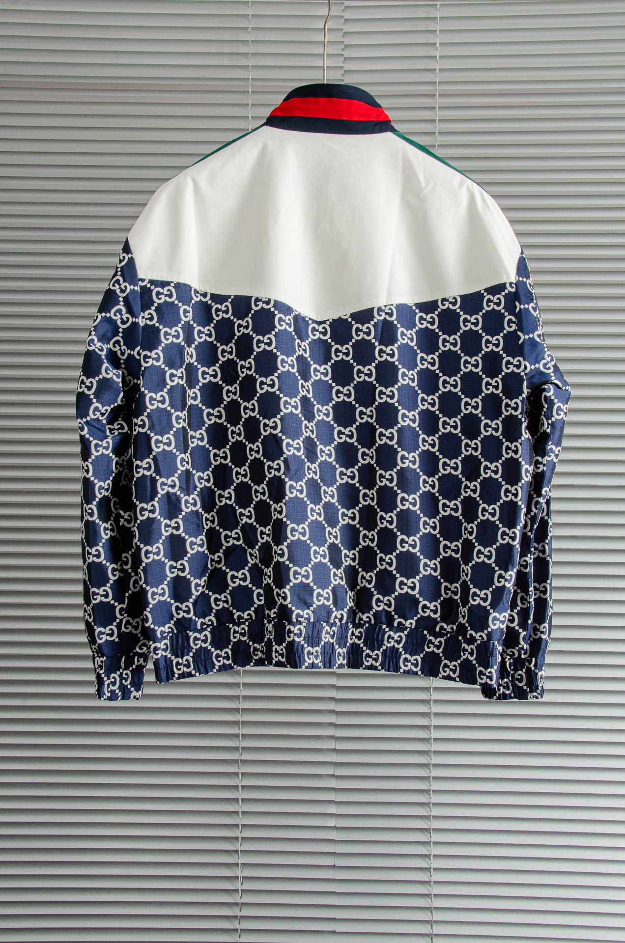 Gucci 2025FW字母时尚立领休闲夹克外套#以其独特的设计风格，瞬间提升了整体的时尚感。的立领设计