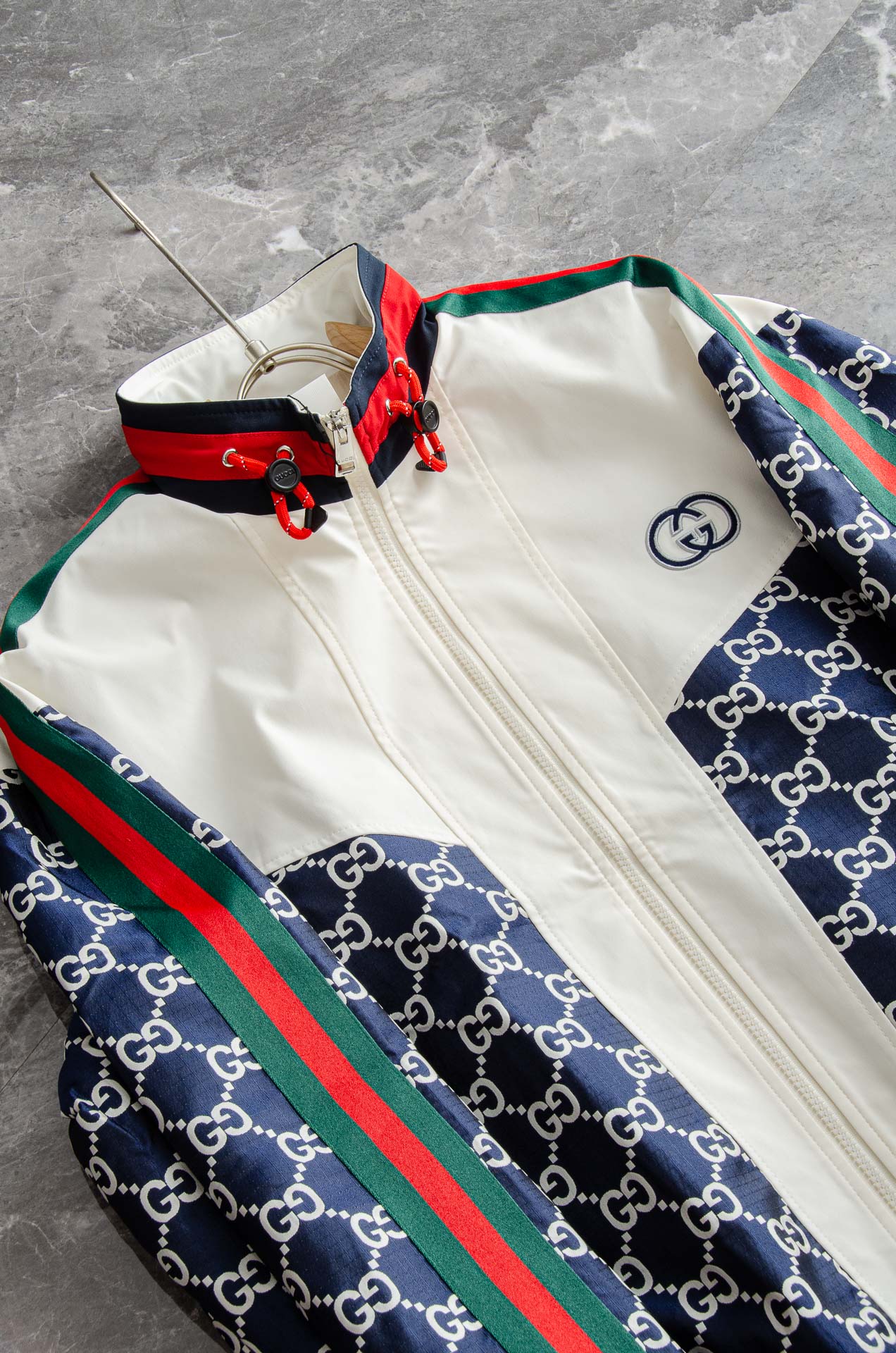 Gucci 2025FW字母时尚立领休闲夹克外套#以其独特的设计风格，瞬间提升了整体的时尚感。的立领设计