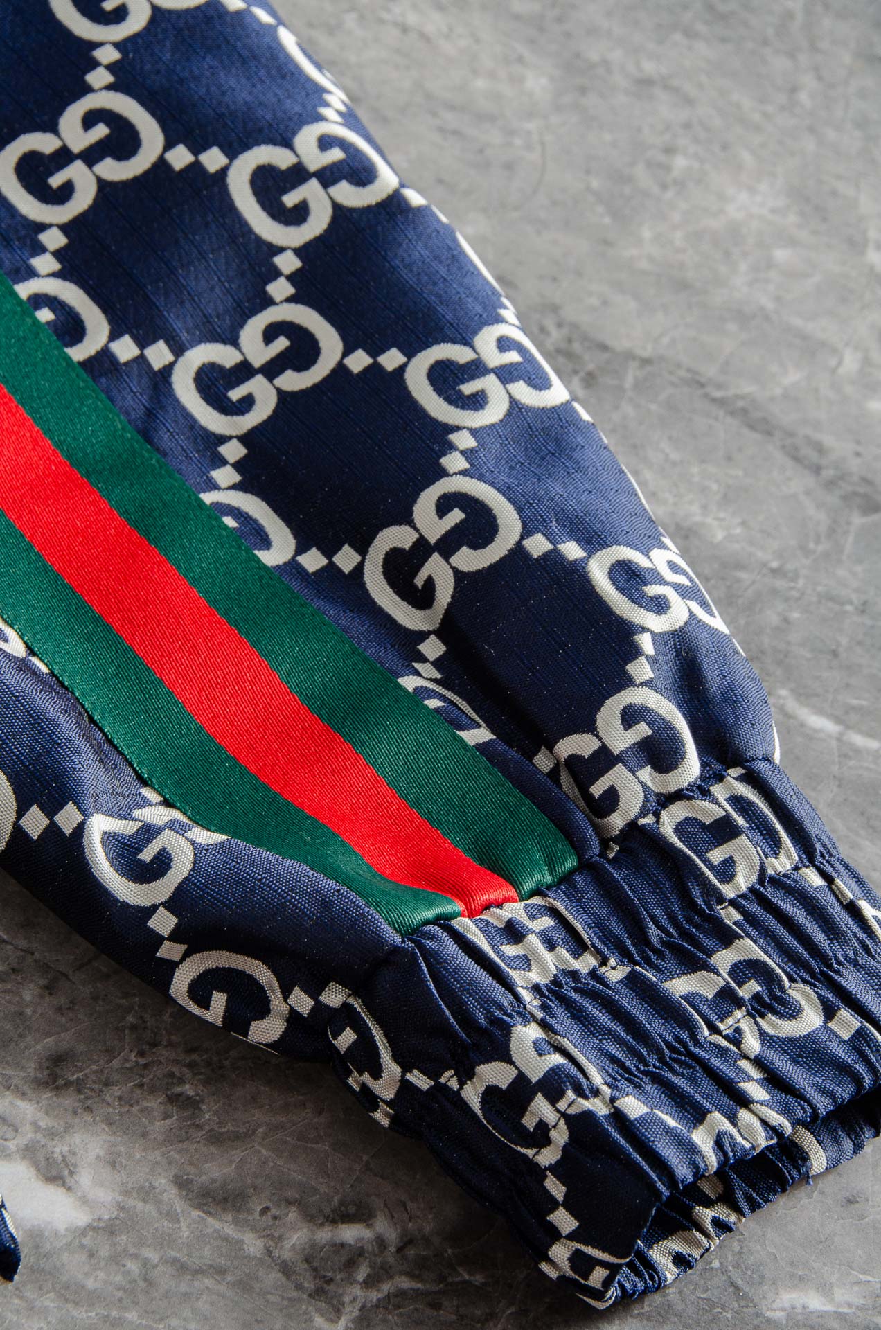 Gucci 2025FW字母时尚立领休闲夹克外套#以其独特的设计风格，瞬间提升了整体的时尚感。的立领设计