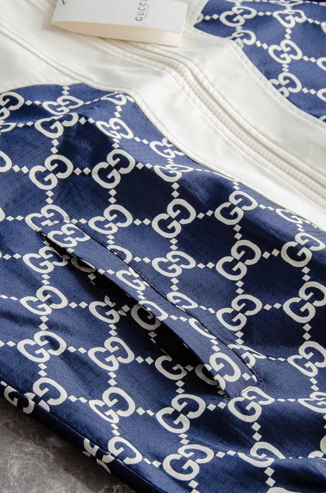 Gucci 2025FW字母时尚立领休闲夹克外套#以其独特的设计风格，瞬间提升了整体的时尚感。的立领设计