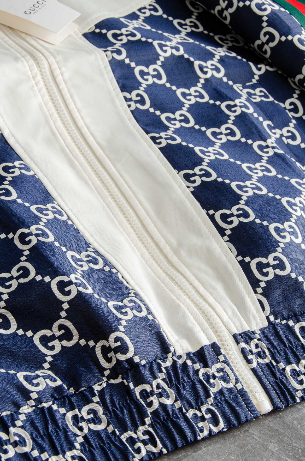 Gucci 2025FW字母时尚立领休闲夹克外套#以其独特的设计风格，瞬间提升了整体的时尚感。的立领设计