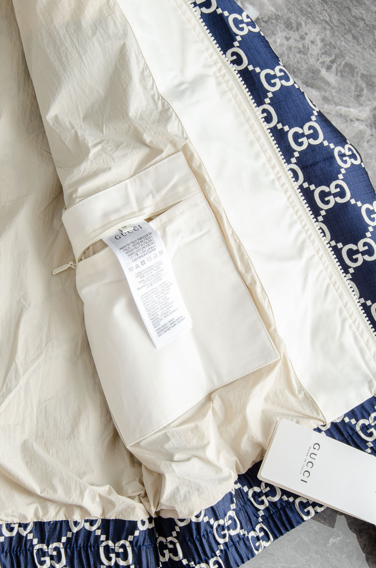 Gucci 2025FW字母时尚立领休闲夹克外套#以其独特的设计风格，瞬间提升了整体的时尚感。的立领设计