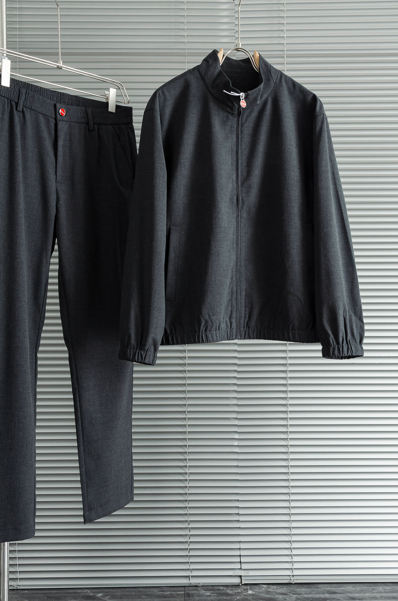 NO:520205,New# 2 Kiton 2025FW New Product Set [Coat Pants] This set is made of top-grade 69 polyester fiber + 29 viscose fiber + 2 spandex. It has a tough and upright texture and is three-dimensional and exquisite in style. It is comfortable to wrinkle without losing its softness. It is skin-friendly and delicate, and has a strong performance of breathable and moisture absorption during exercise. It is very comfortable to wear close to the body, without any discomfort!  It has a tailor-made design that has good moisture absorption and breathability, good heat and insulation, no pilling, no static electricity, very good elasticity, casual and sports. It has a very fashionable and young style. It is also the kind of item that everyone needs. It is basic and versatile and detailed. It can be said that it is the general trend of the current fashion circle and is a popular vane. Home/leisure/sports/day life are all very good choices!  The upper body is completely unscrupulous, the dress effect is three-dimensional and slim, and the brisk feeling of strong aura. The high-quality production level of high precision craftsmanship naturally presents!  Size M-XXXL (48-56), Jackets & coats,alexander wang19860909New# 2 Kiton 2025FW新品套装【外套裤子】此款套装采用客供顶级69聚酯纤维+29粘纤+2氨纶 打造,质感硬朗挺拔有型,版型立体精致不易起皱,上身舒适却不失柔软度,亲肤细腻,在运动时起到透气吸湿的强悍性能,贴身穿着都非常舒适,毫无不适感可言！吸湿透气好、发热保温效果好、不起球、无静电、弹性非常好、休闲运动的裁剪设计,版型非常时尚显年轻,也是人人都需要的那种单品,又基础百搭又有细节化元素,可以说是目前时尚圈的大势,更是流行风向标,居家/休闲/运动/日常都是非常不错的选择！上身完全不挑人的款式,着装效果立体修身,自带强大气场的俐落感,高精工艺的制作水准自然呈现的高品质！ 尺码M-XXXL（48-56）,,jackets & coats,alexander wang,Men's clothing