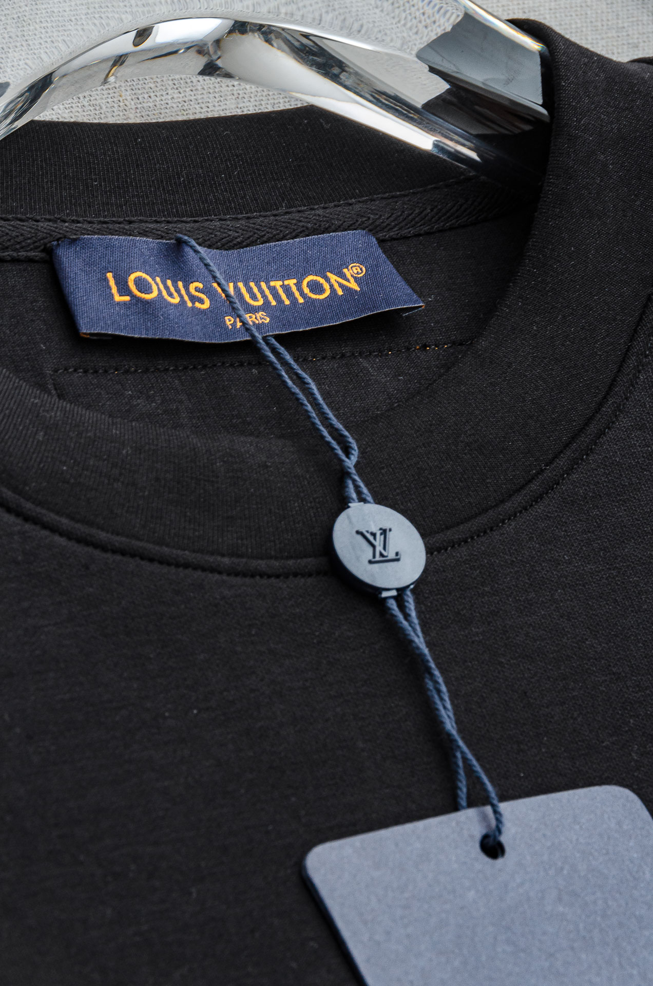 LV 2025FW圆领长袖男士套头卫衣#选用进口56%聚酯纤维 36%再生纤维8%氨纶面料，质感硬朗挺拔