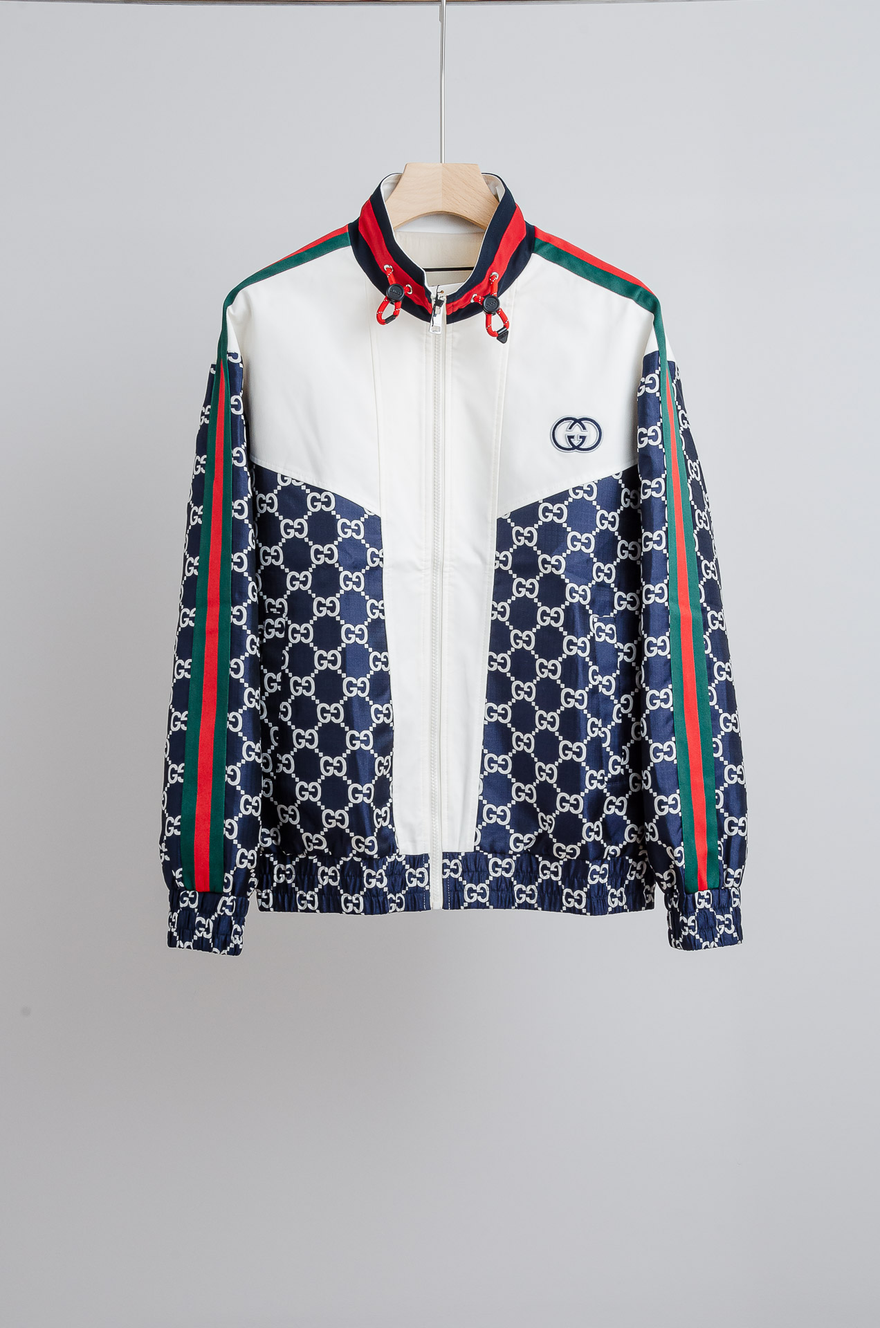 ☀️☀️ Gucci 2025FW字母时尚立领休闲夹克外套#藏蓝+白色主色，搭配红绿织带!双G图案品牌感